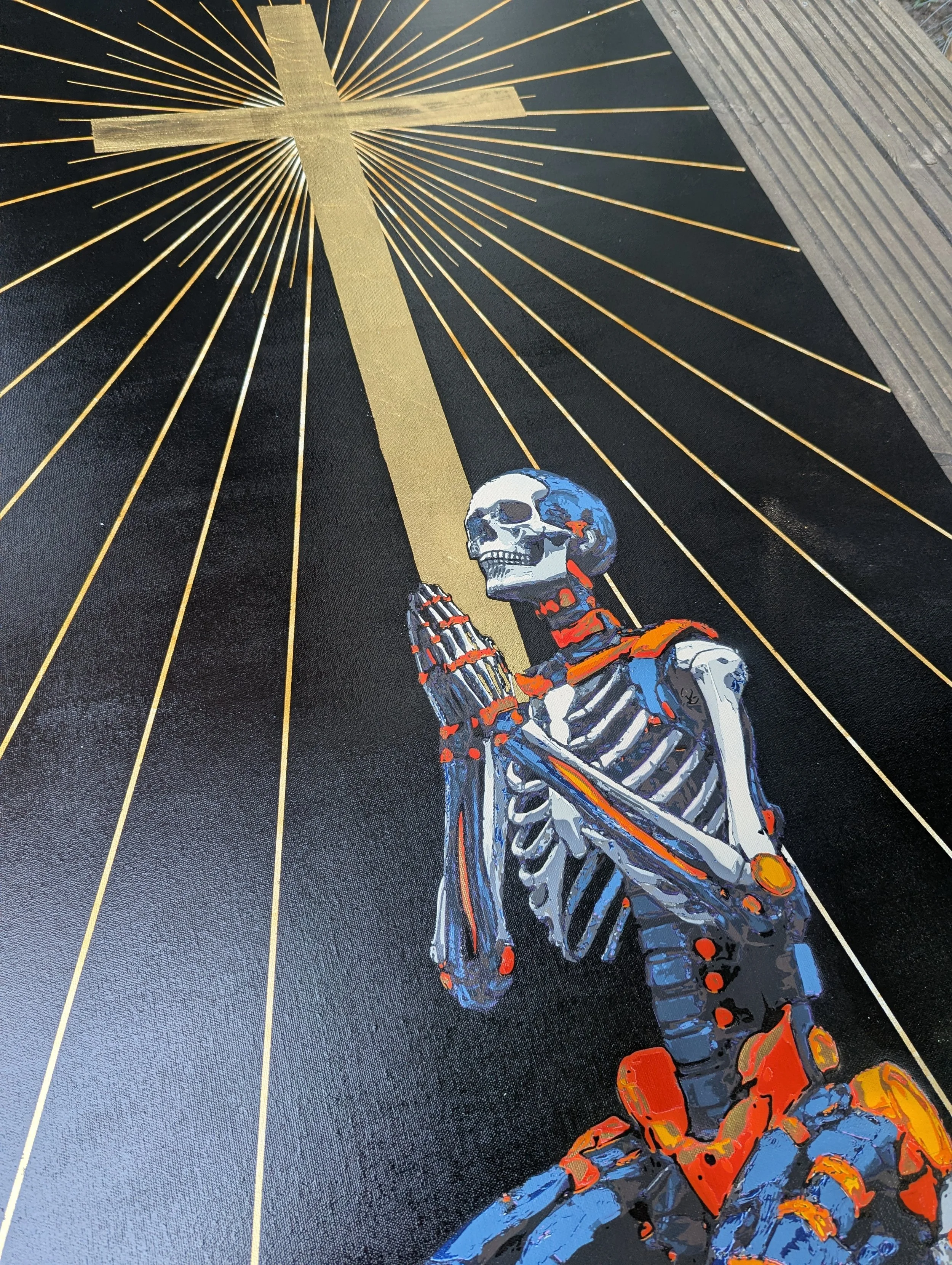 Kunstwerk eines Skeletts in einer Raumanzug-Optik, das einen Arm nach oben hebt, vor einem schwarzen Hintergrund mit goldener Sonnenschein-Optik