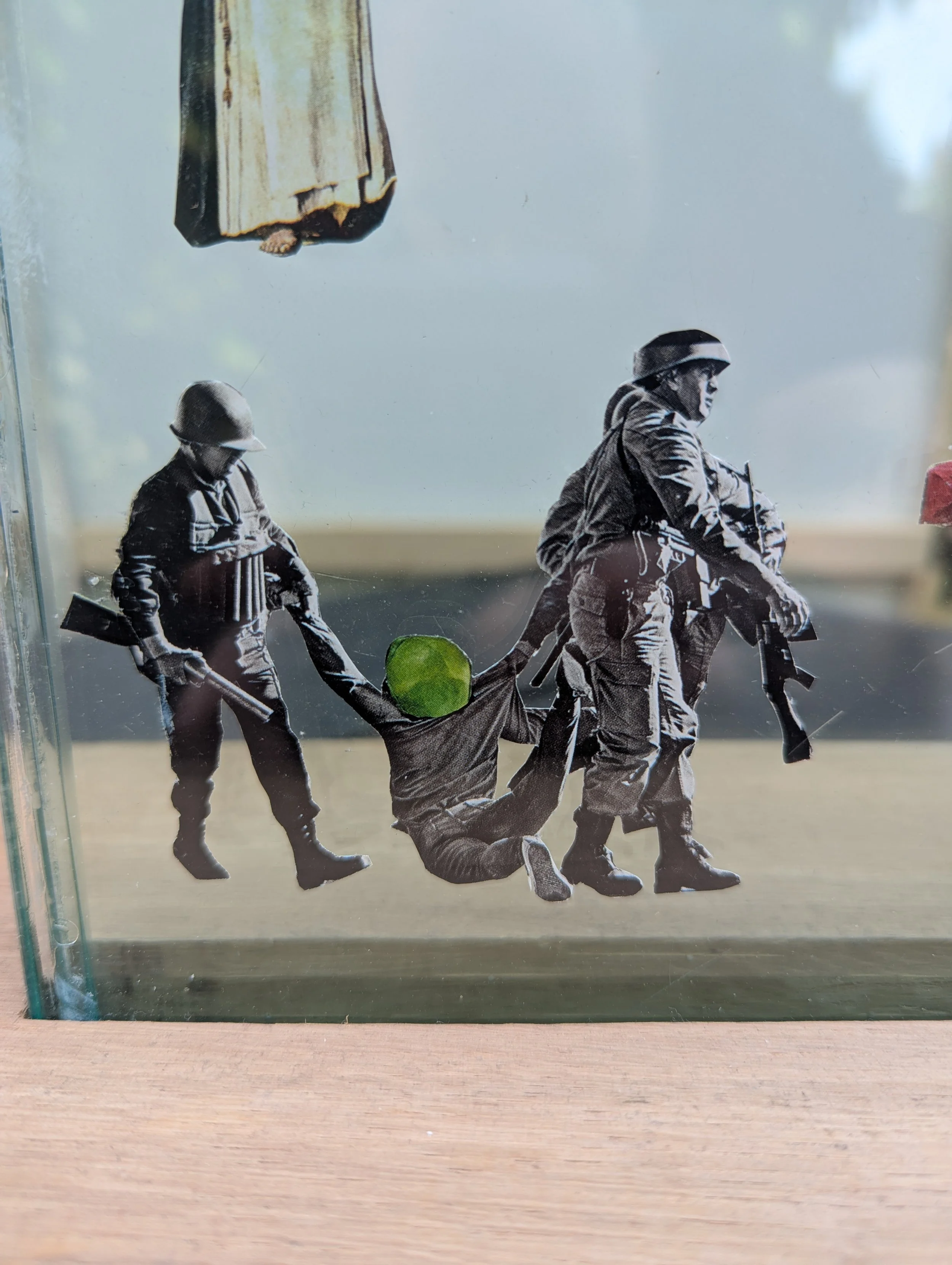 Schwarz-Weiß-Collage von Soldaten in Uniformen, die auf einem Streifen Papier laufen, in einer Szene, die an einen Kriegs- oder Militärkontext erinnert.