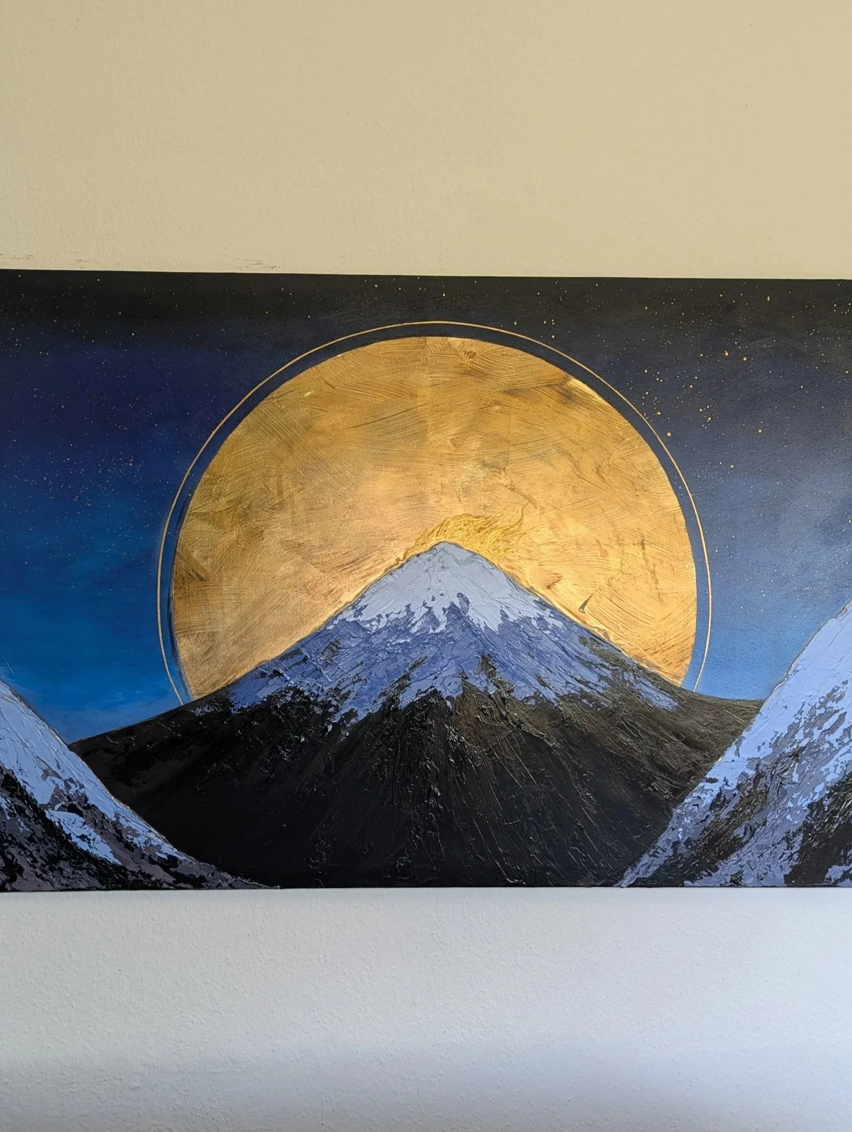 Abstrakte Kunst mit grün-goldener kreisförmiger Szene, Berge im unteren Bereich, schwarzer Himmel mit goldenen Sternen, gemalt mit kräftigen Pinselstrichen.