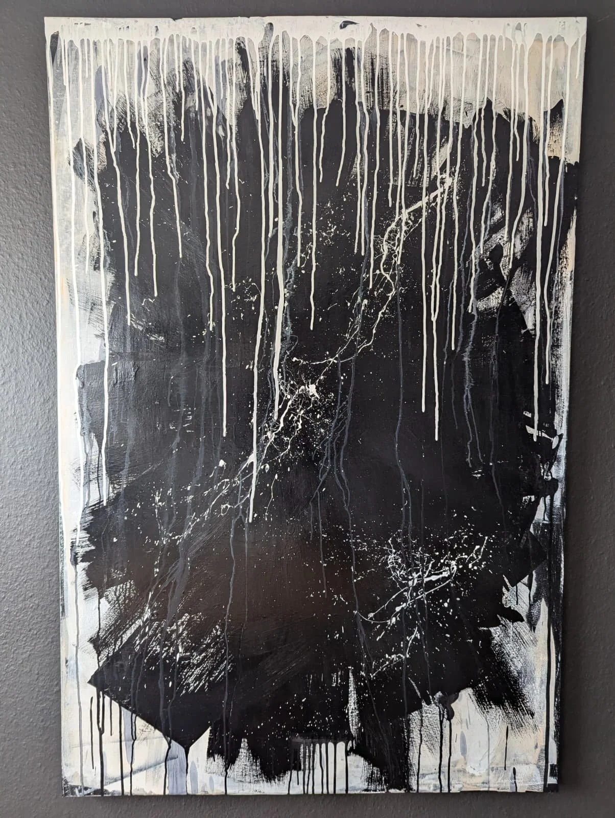 Schwarz-weiß abstraktes Gemälde mit drippings und Spritzern.