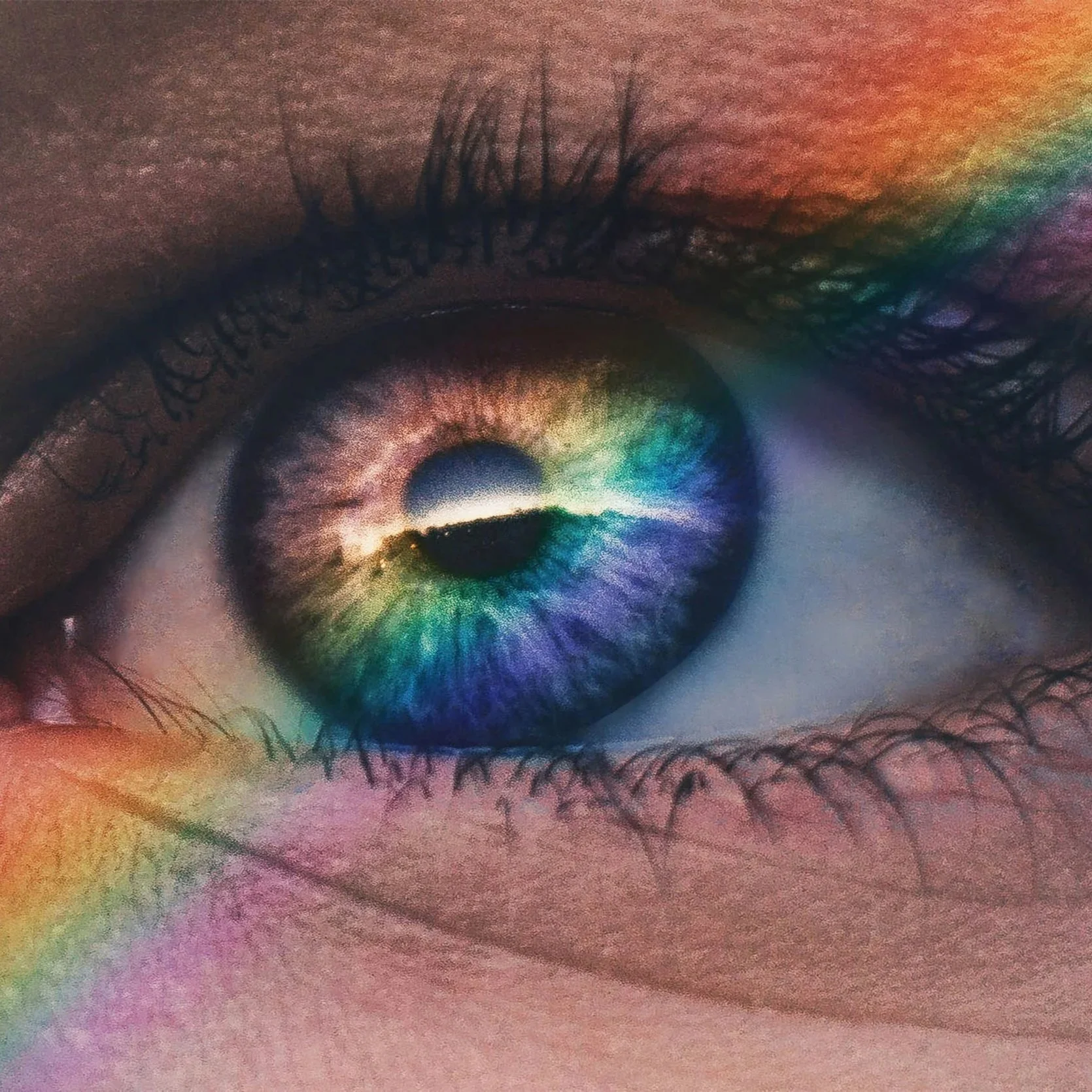Un occhio con un riflesso arcobaleno.