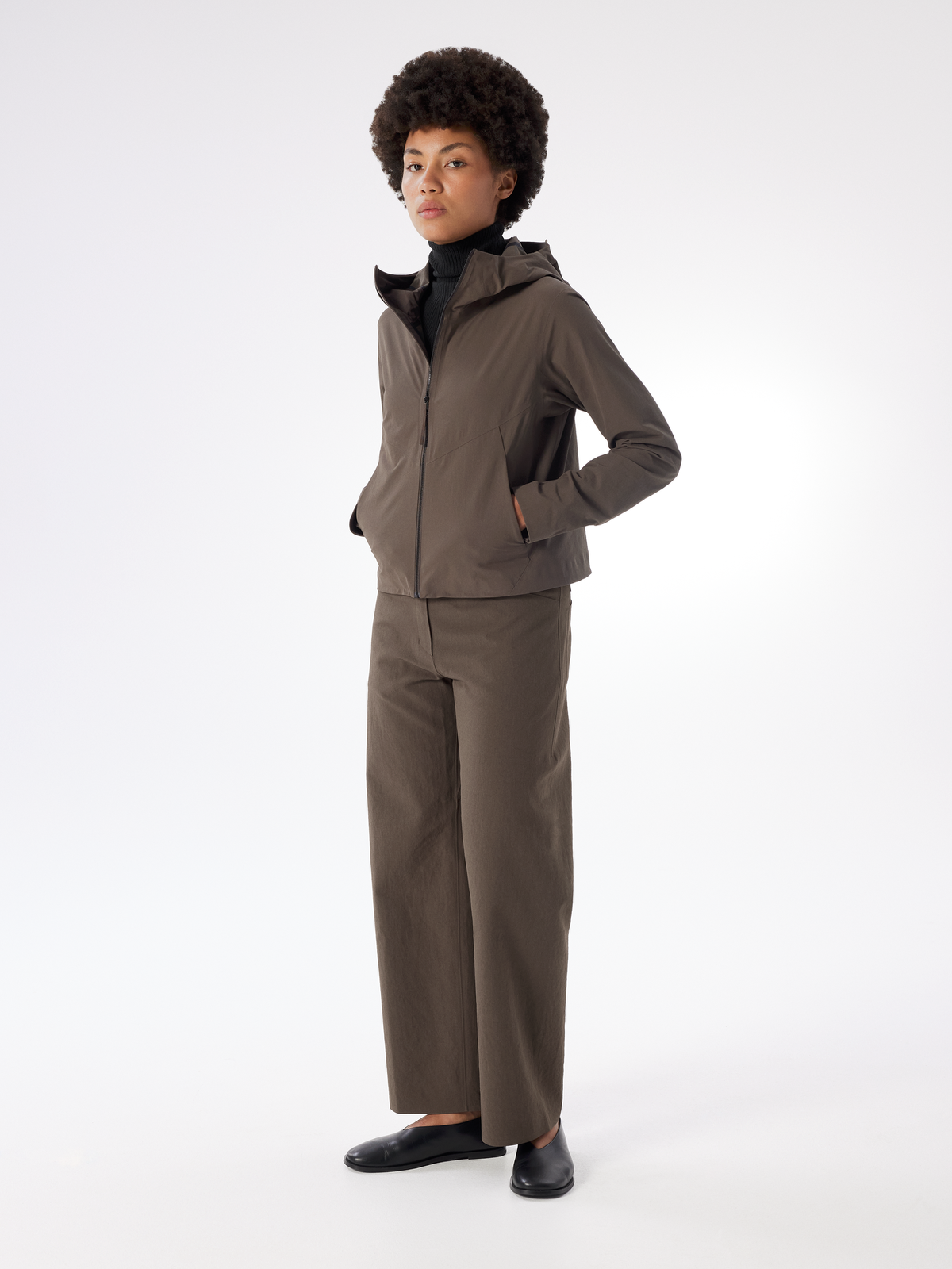 F26_X000010623_023235_Focal Hoody_Sable_Women_S_Full-Body_Lowres.png