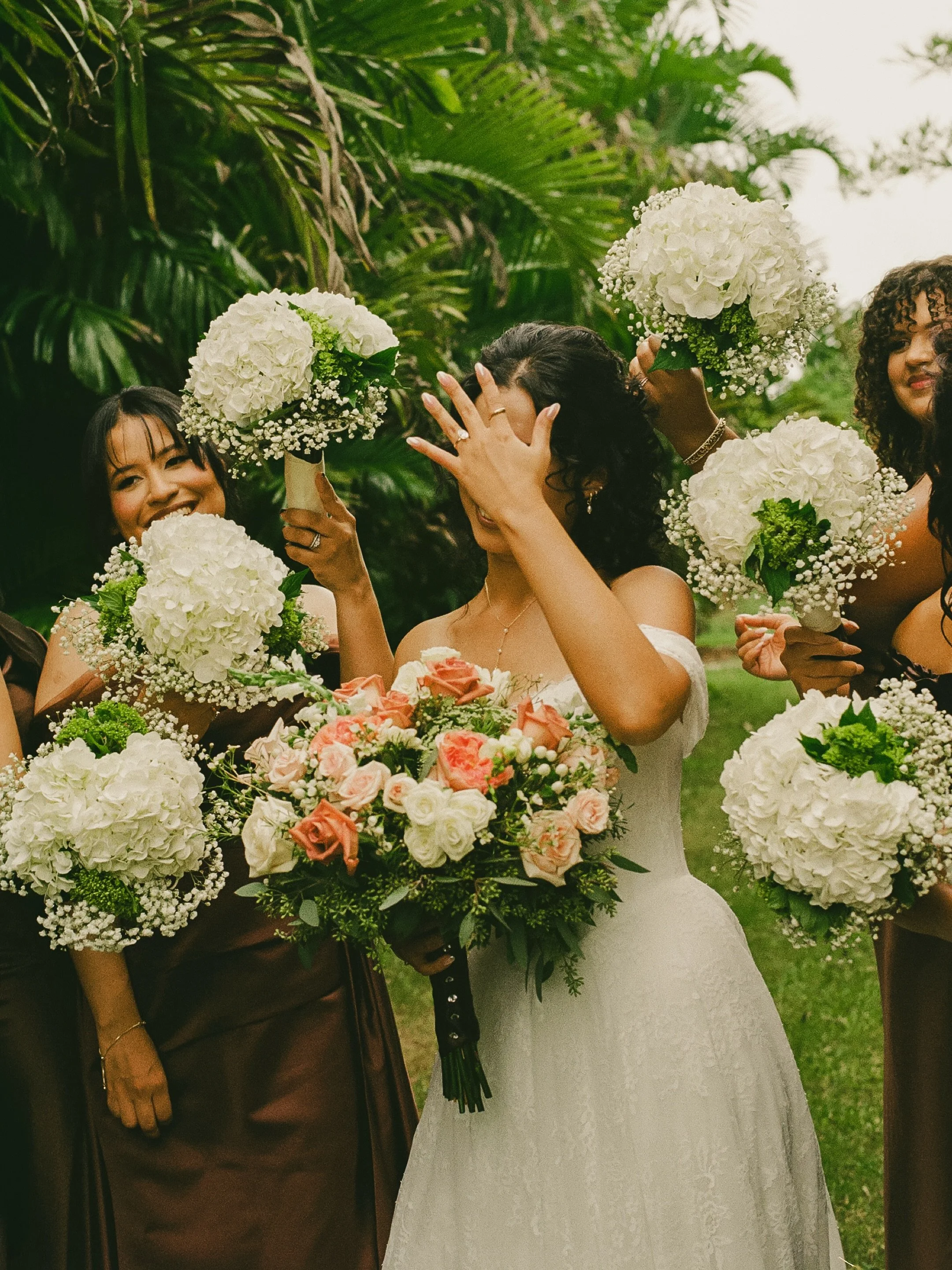 Celebrating the wonderful Ashlee &amp; Ray 🥂 shot on digital &amp; film 🎞️🌿

venue: @everafterfarmsweddings @everafterfarmsmangoes 
photo: @b.and.a_coastal 
catering: @lapicanagrill 
film lab: @onarollfilmlab 

#fortmyersweddingphotographer #2027b