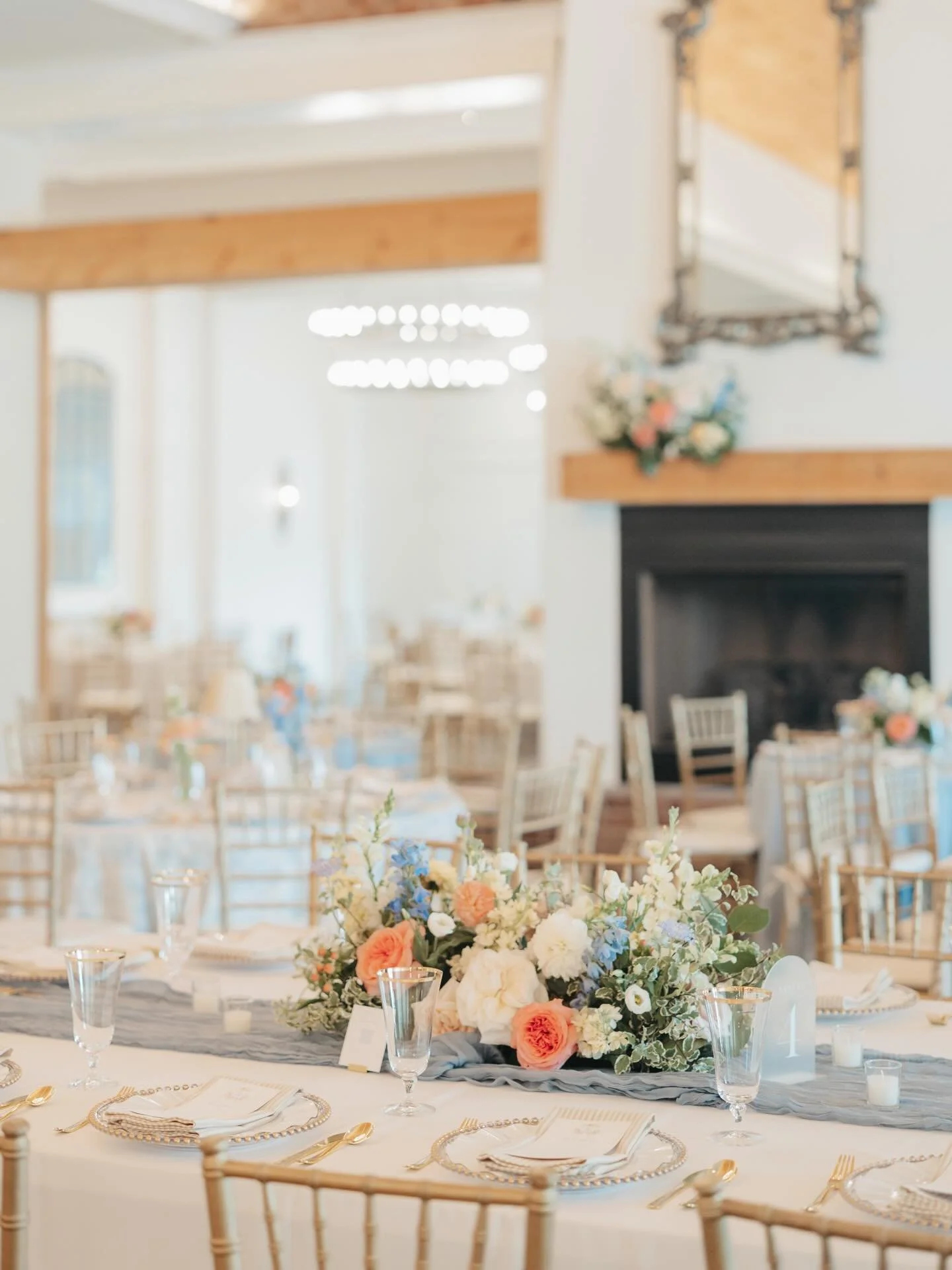 Sunshine, smiles and a beautifully decorated room&hellip; you can&rsquo;t get much better than that! ✨💗 

We&rsquo;re so ready for spring wedding season to get here! The itch is itching y&rsquo;all. 👏🏼
.
.
DREAM TEAM:
photos: @abbeygarnerphoto 
fl