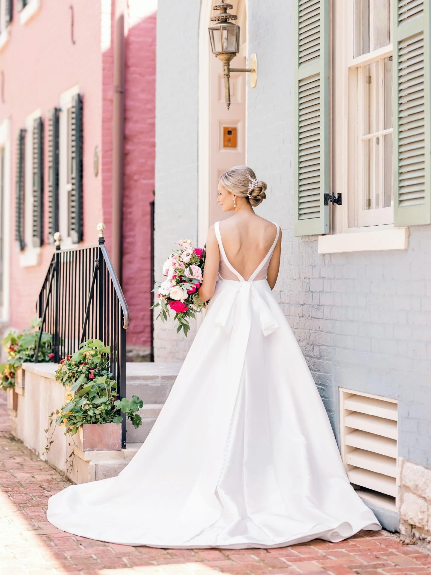Here&rsquo;s to hoping the warmth is here to stay 🩵☀️💗 
&hellip;also, when it comes to your wedding, color is your friend! I mean look at this beauty of a day! Just enjoying a little walk down memory lane with this one 🥹