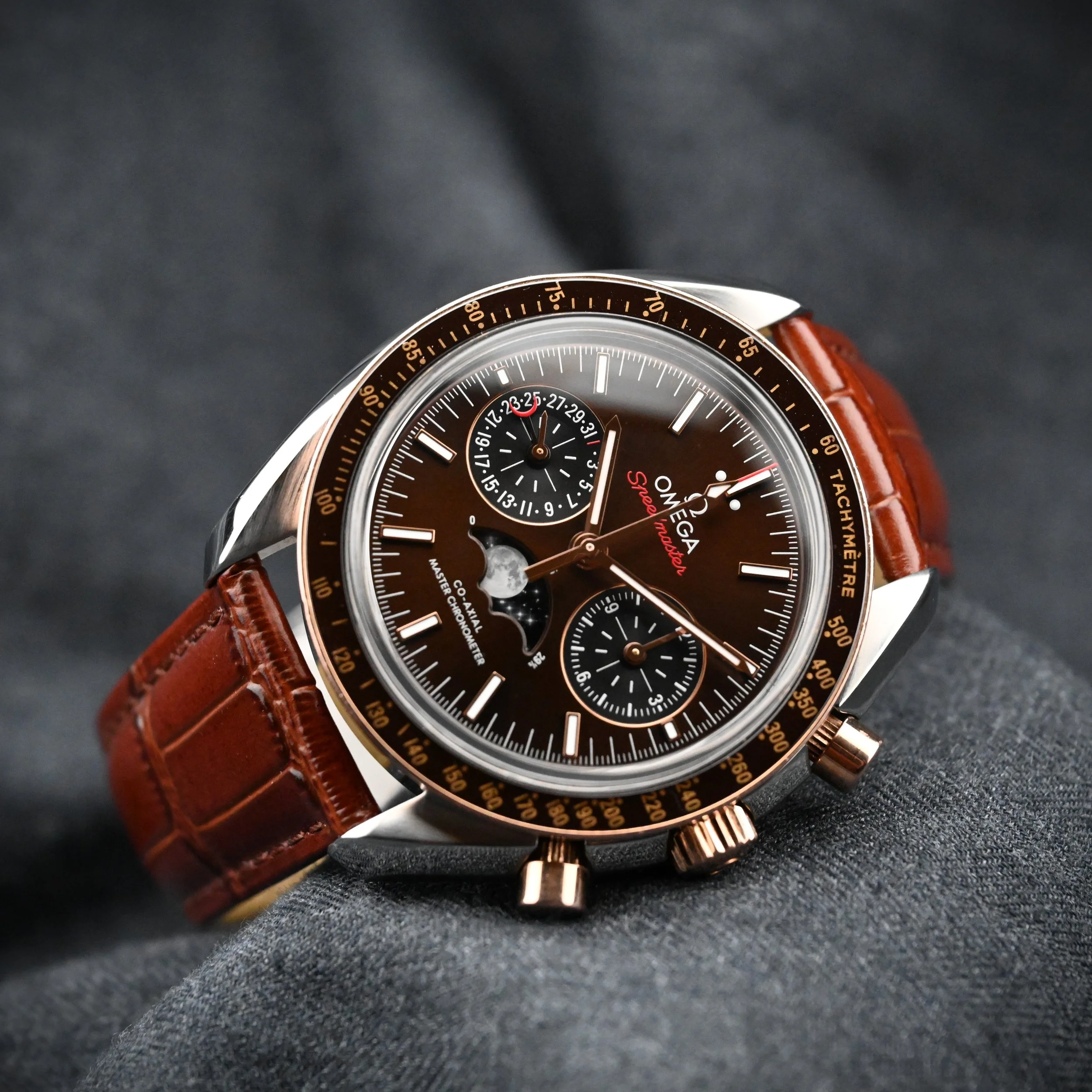 Omega Speedmaster Moonphase Sedna Gold
