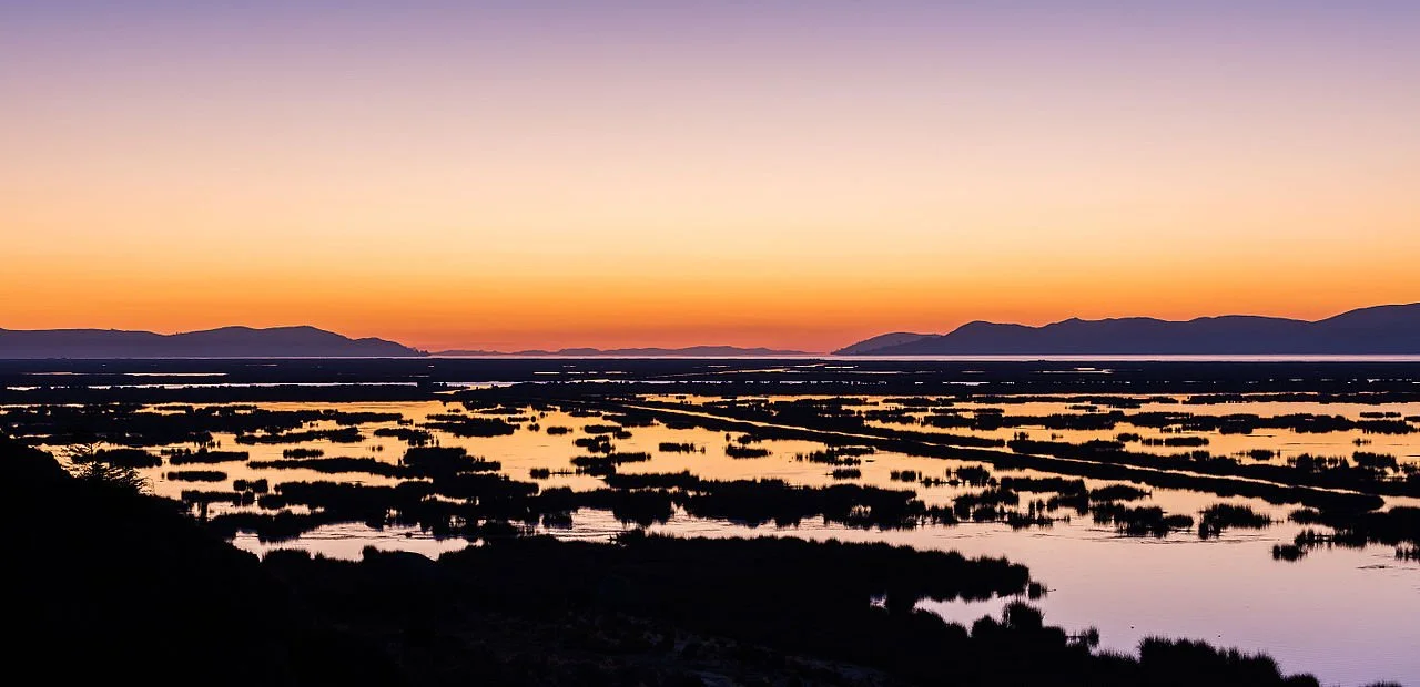 Amanecer_en_el_lago_Titicaca,_Puno,_Perú,_2015-08-01,_DD_01.jpg