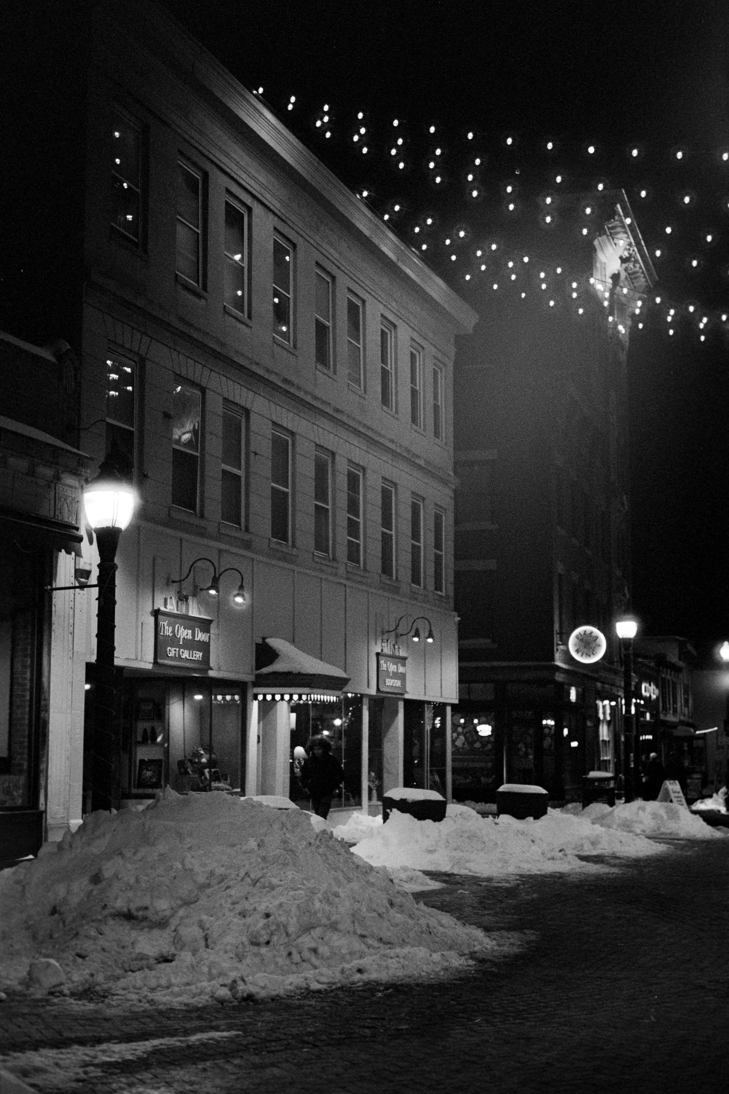 Leica M6, 50mm f/2 Summicron ASPH
Kodak Tri-X 400