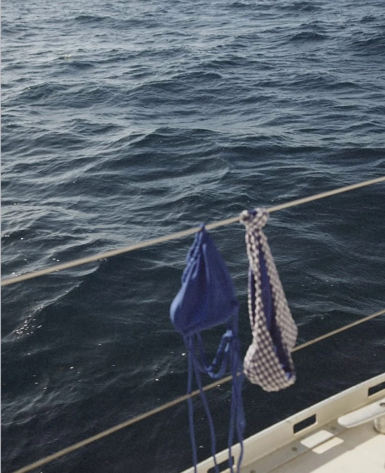 Cuerda con ropa de baño y un pañuelo colgados sobre el mar.