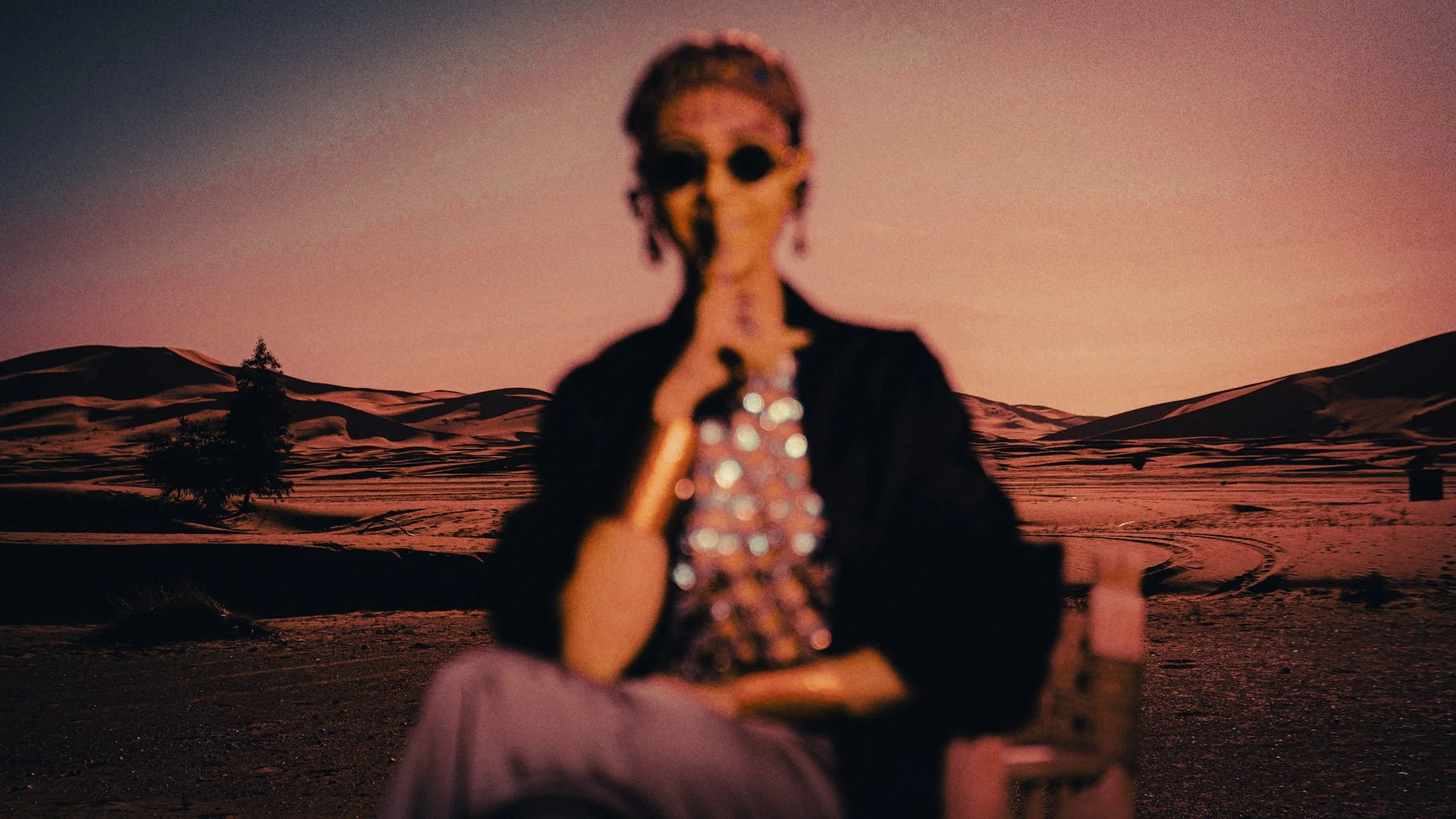 Moroccan woman sitting in the desert of Sahara