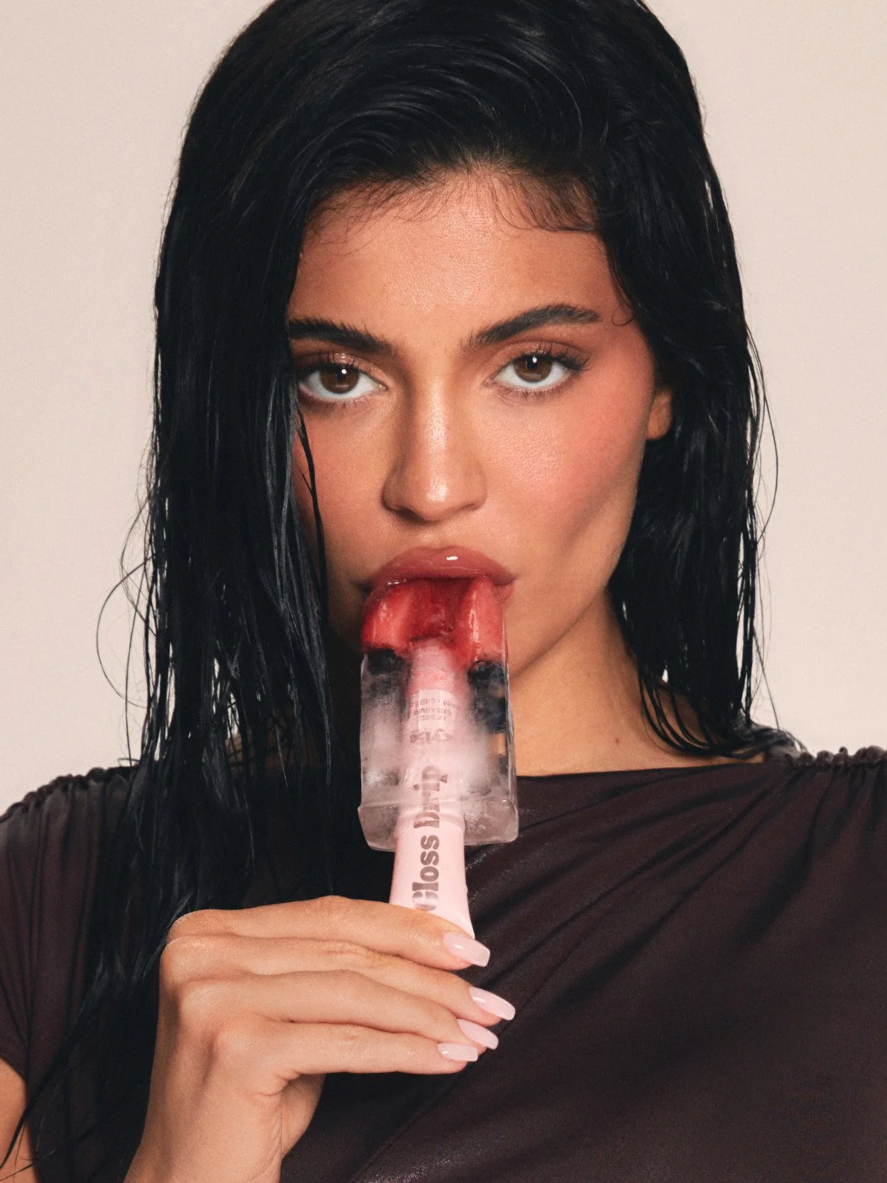 a_Kylie_KylieCosmetics_Eyeshadow_Lipstick_May2023_S5_01019_1_cymoqn.jpeg