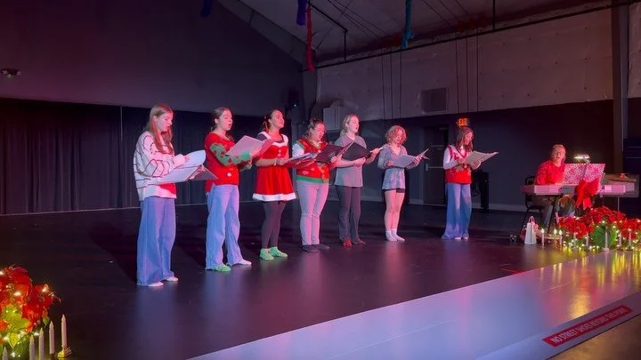 Merry Christmas! On Thursday we enjoyed some beautiful signing from our Voice I and Voice II classes during their Christmas Recital 🎄🎁