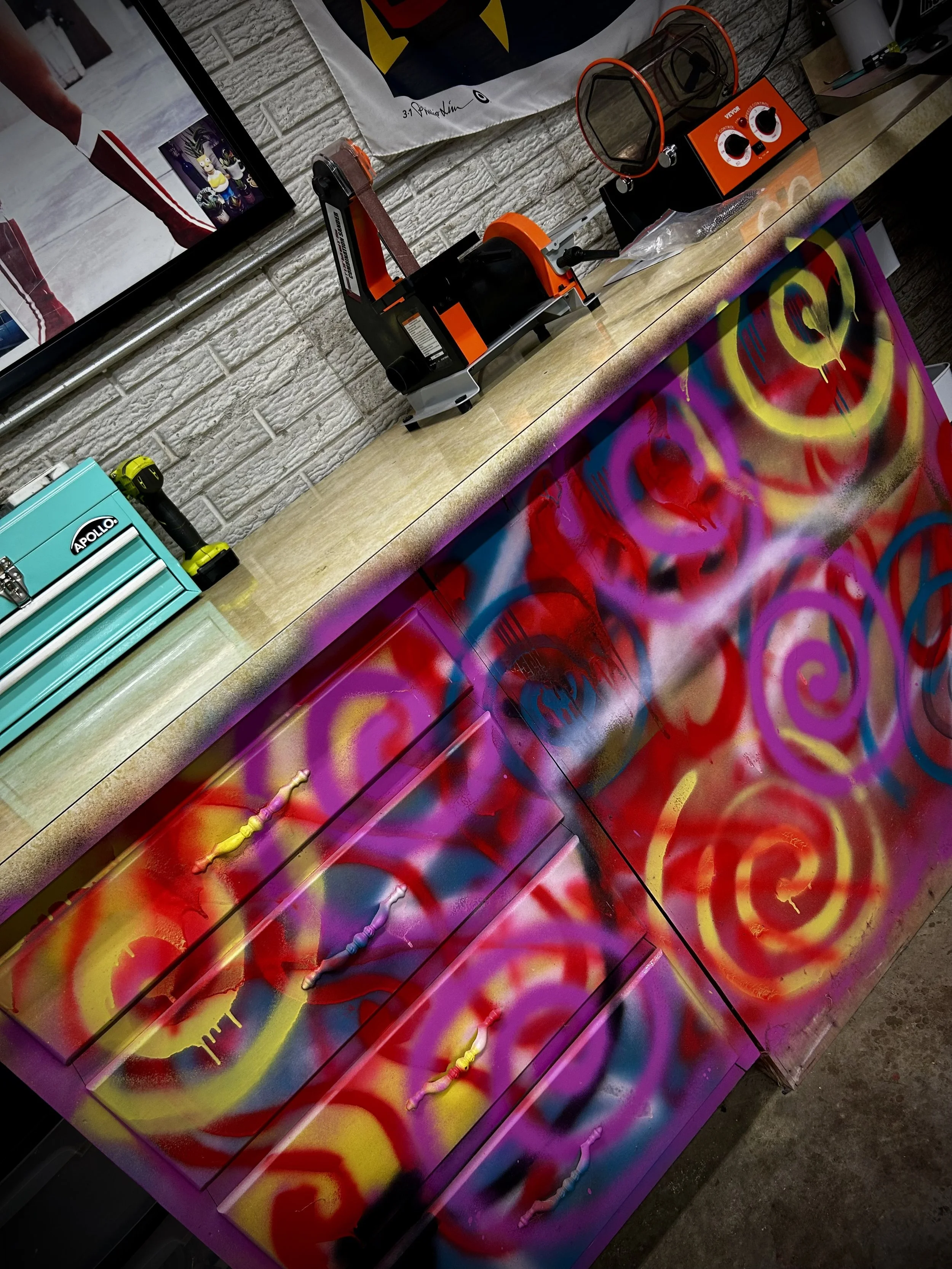 To feel inspired I need lots of color all around me, so my workshop is a mix of dopamine decor and chaos.
