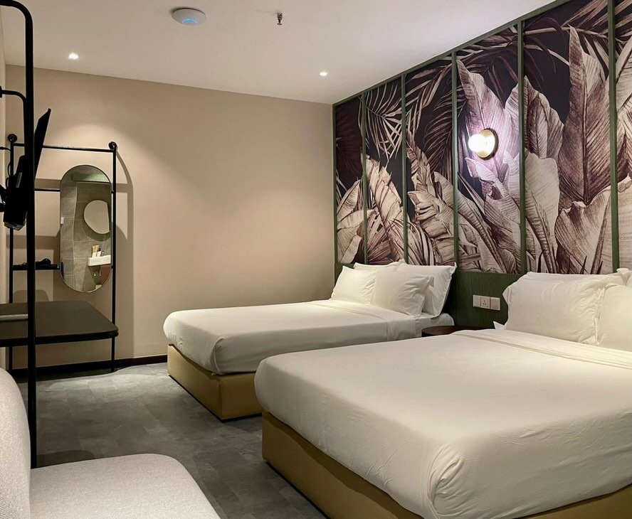 Deluxe Double Queen Room Without Window

With a floor space of 236.81 square feet, the Deluxe Double Queen Room has two queen beds, specially crafted for our accessible guests. The concept combines clever use of space and practicality to offer our es