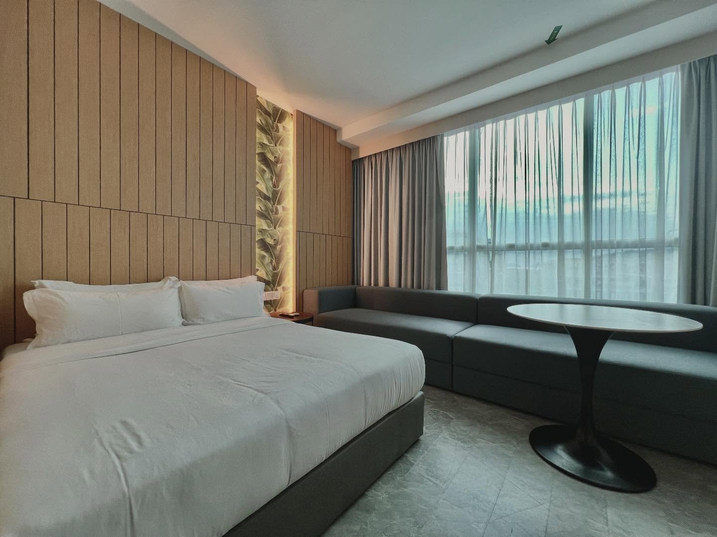 Superior Suite Sunset View

With a size of 150 square feet, the Superior Suite Sunset View has one queen bed, a cozy sitting area and a round table. By embracing a summer feel tropical design, this room type comes with partial sea view overlooking th