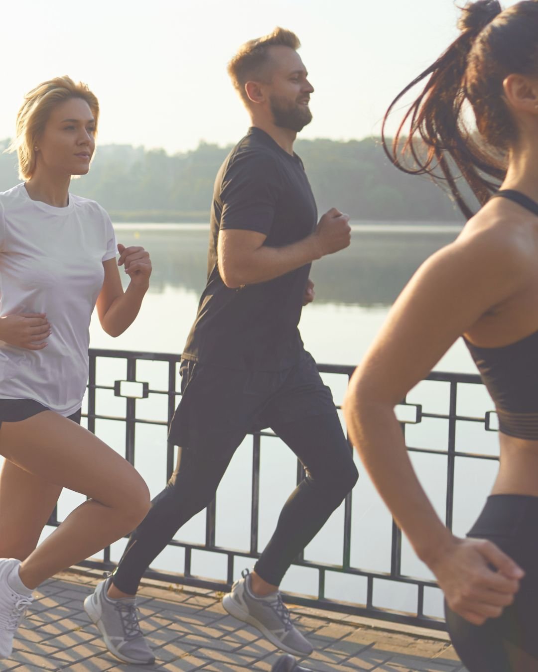 Drei Laufende joggen am Flussufer – Laufworkshop mit Breathwork bei Liz Pantoi in Salzburg-Urstein