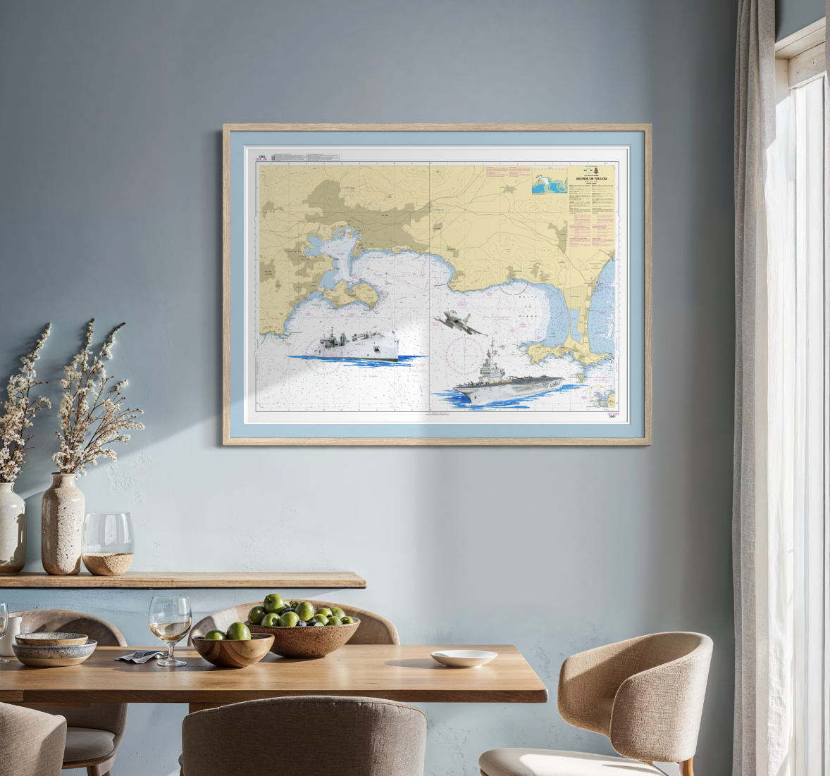 Carte maritime avec illustrations d'un sous-marin, d'un avion militaire et d'un bateau militaire accosté.