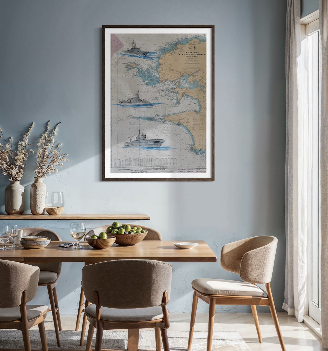 Pièce à manger avec tableau maritime, vase avec fleurs, fruits et vaisselle sur table en bois.