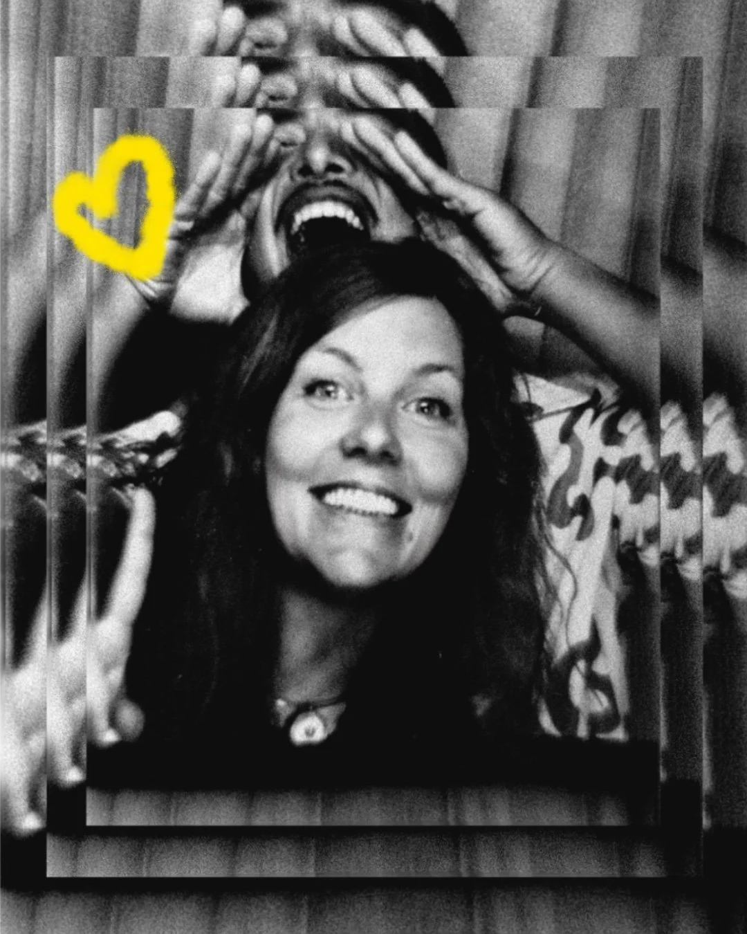 Black and white photomaton picture of Juliette Khamak smiling.