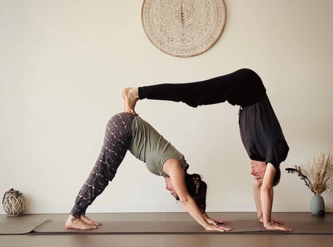 Partnerposes: zu zweit auf der Matte