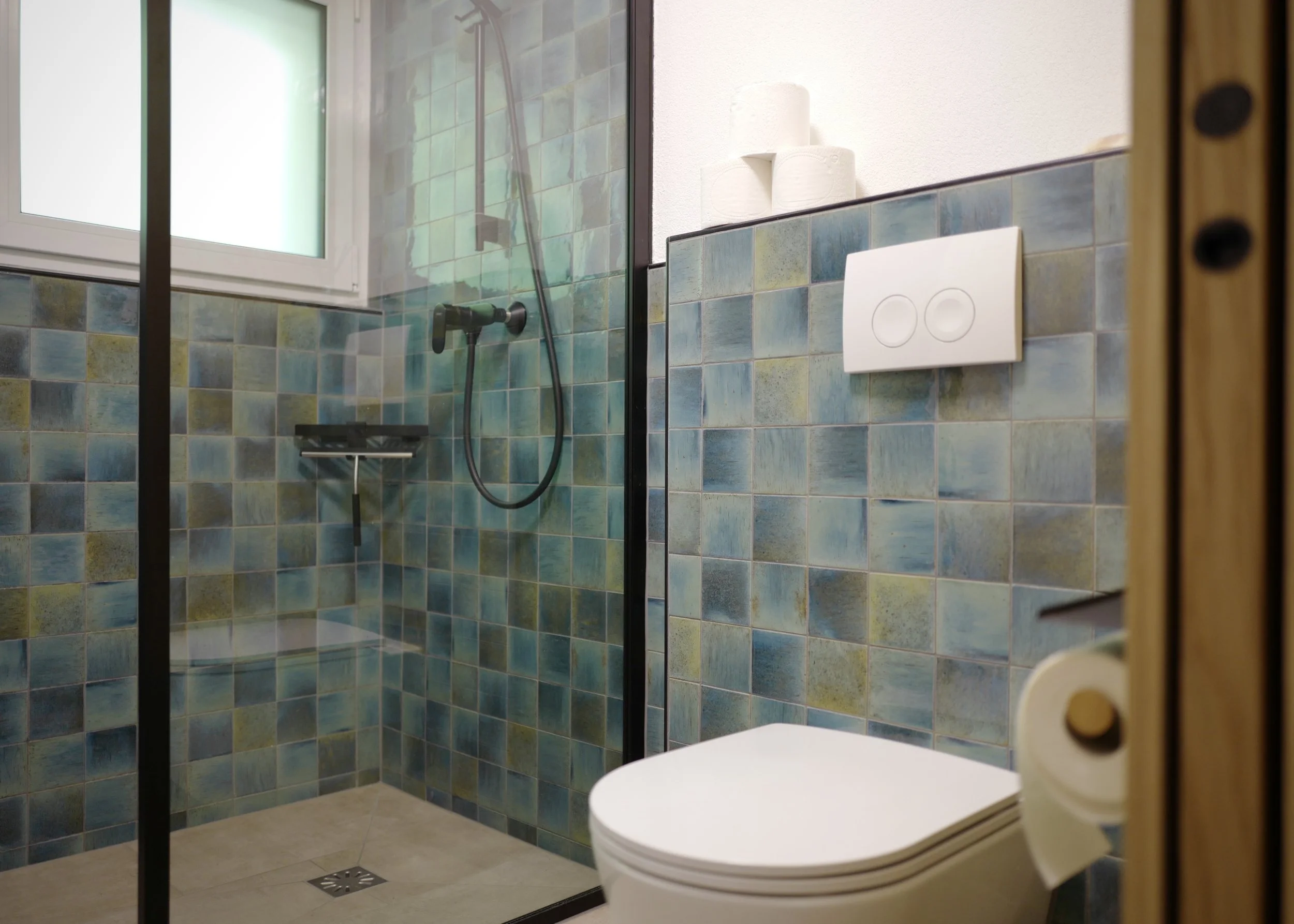 Nasszelle mit Dusche und WC für die Gäste