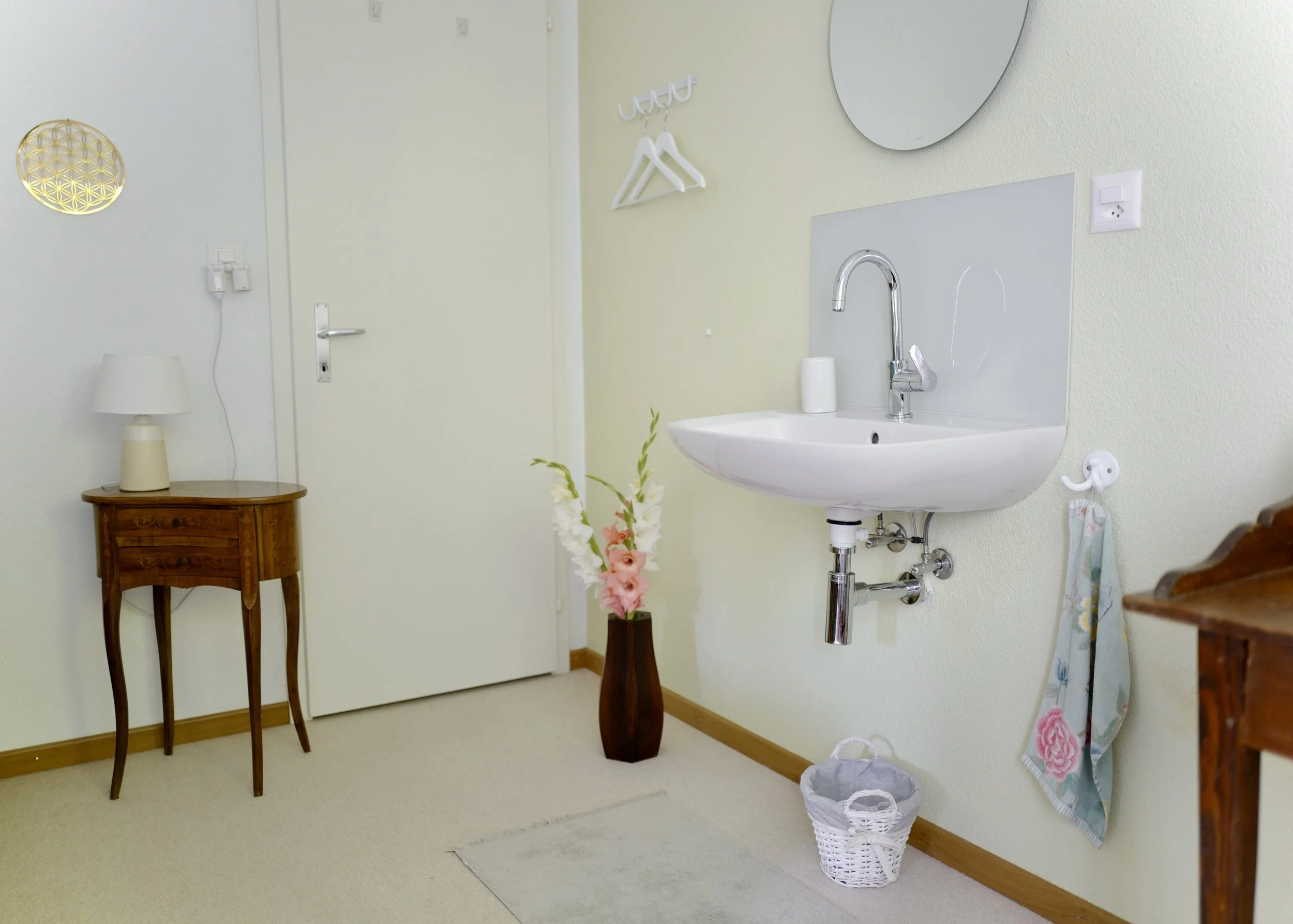 Sundari Gästezimmer mit Lavabo