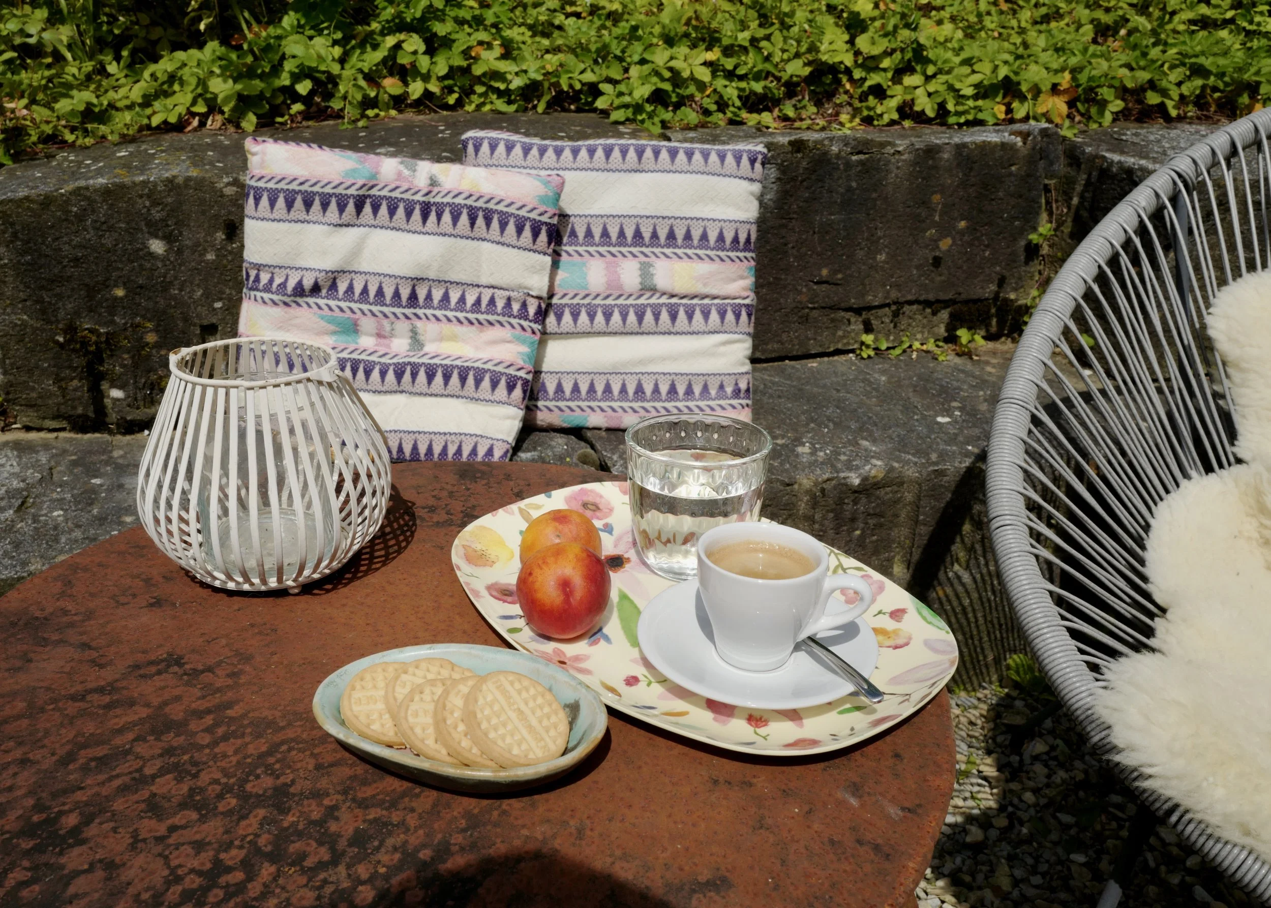 schmackhaftes Frühstück mit selbstgebackenem Brot