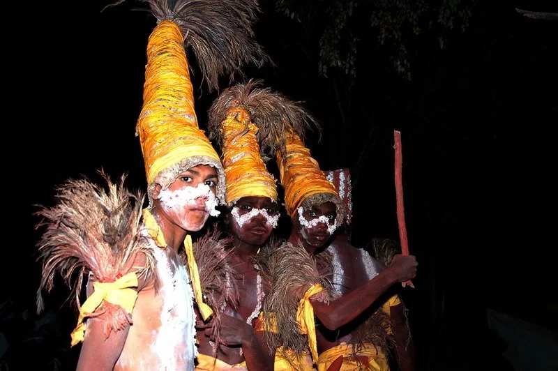 Dancers in yellow