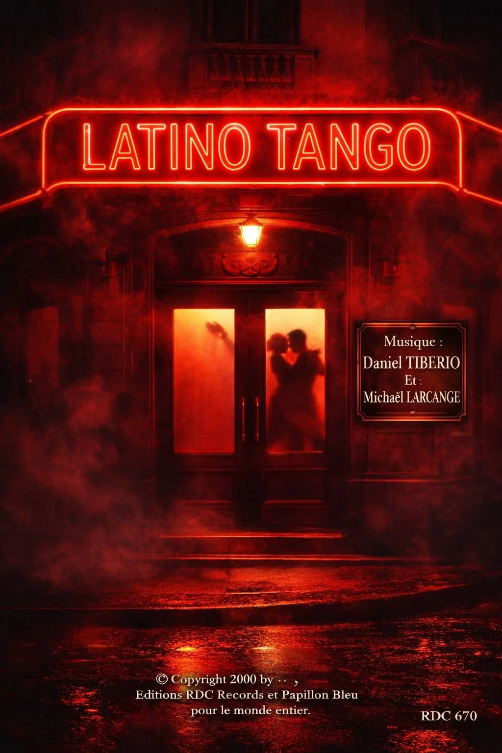 Un enseigne lumineuse rouge avec l'inscription « LATINO TANGO » au-dessus d'une porte. Deux silhouettes d'un couple en train de danser se voient à travers la porte, dans une ambiance tamisée avec un éclairage rouge. Il y a aussi un panneau indiquant 