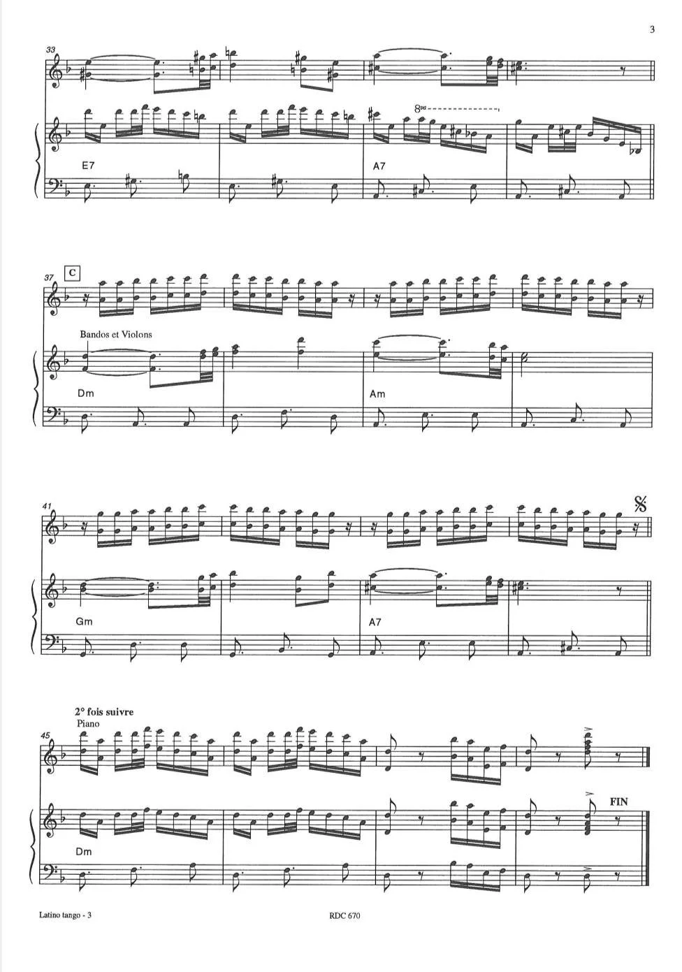 Partition de musique pour piano et instruments à cordes avec des notations et des accords.