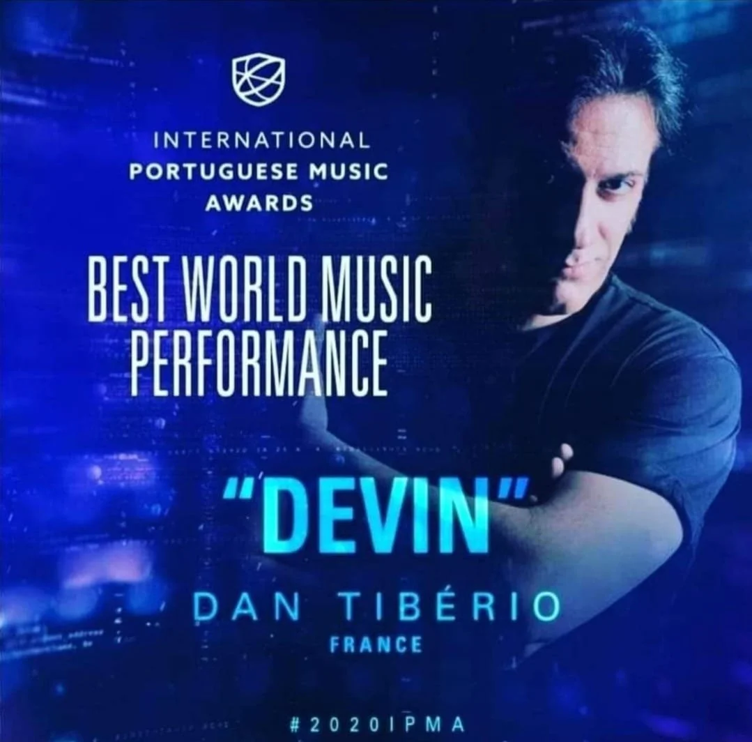 Affiche annonçant les International Portuguese Music Awards, mettant en avant la performance de Dan Tibério de France, avec une image de lui en fond, coloration bleue et texte violet lumineux.