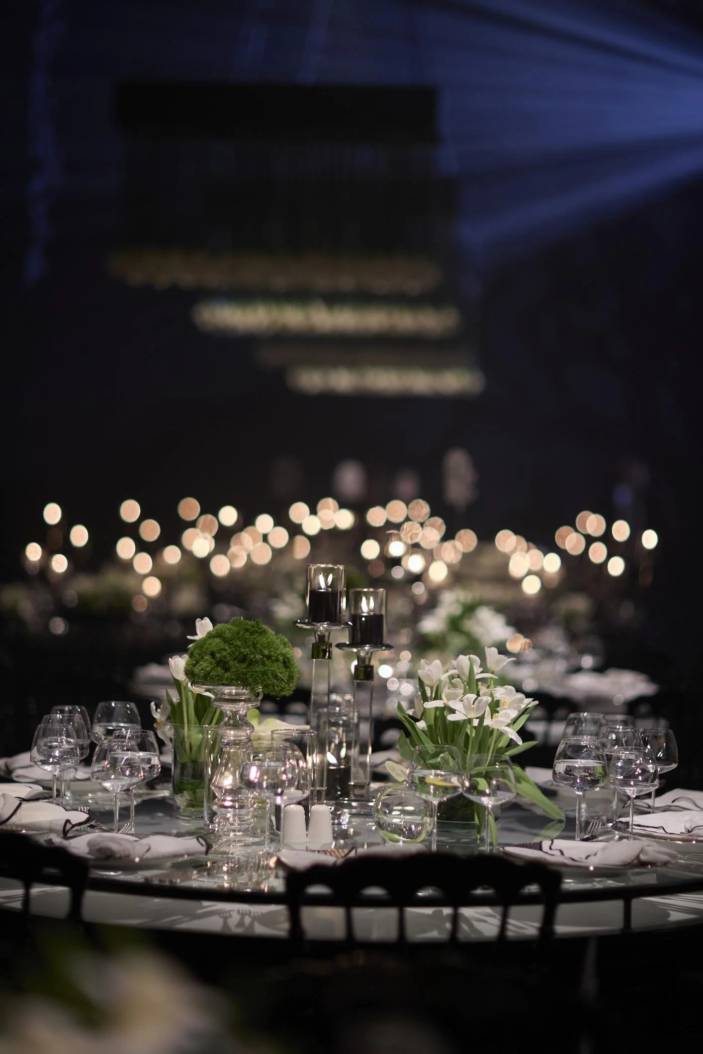 Stilvoll eingedeckte Tafel mit edlem Geschirr und floralen Akzenten für anspruchsvolle Corporate Occasions.