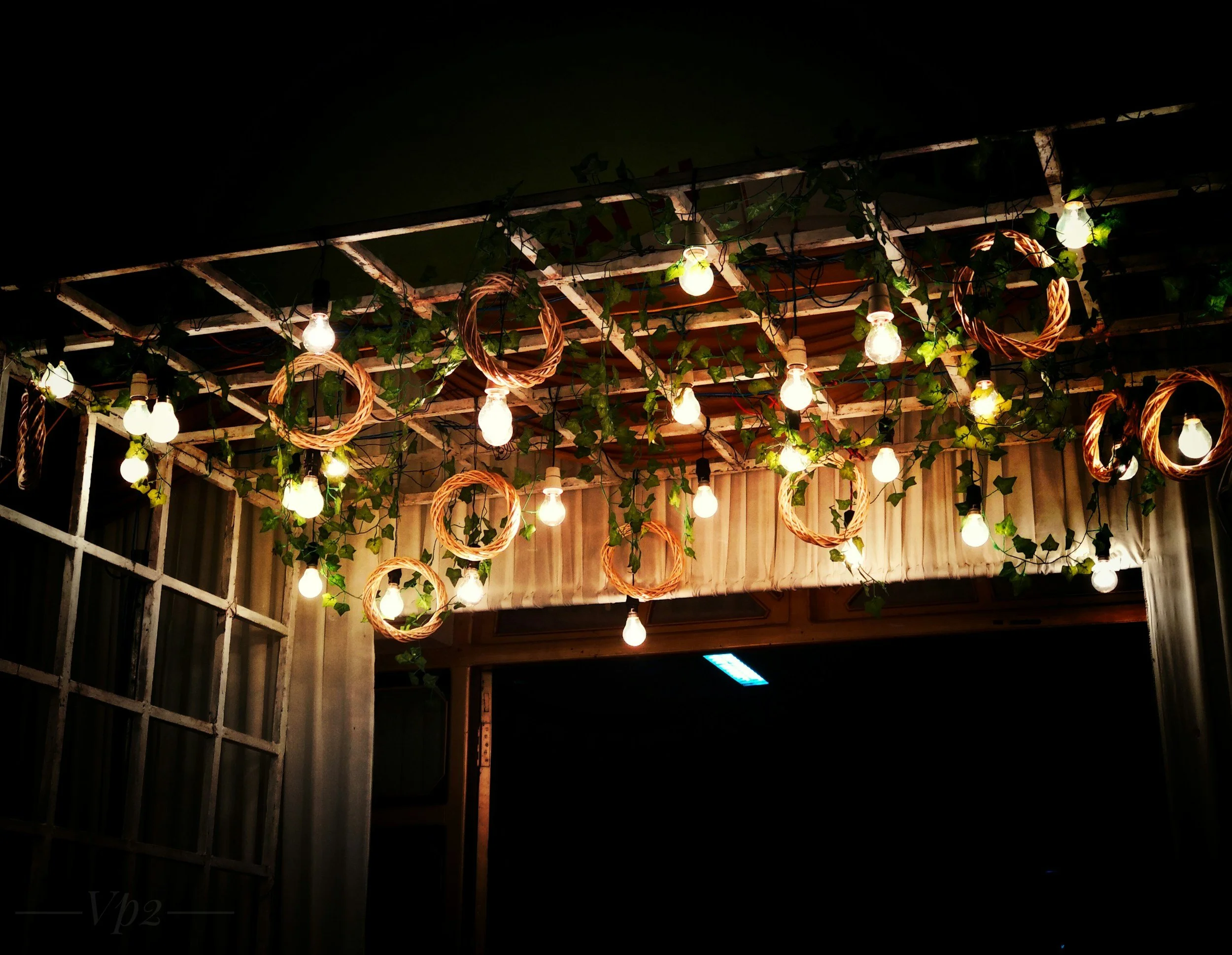 Magische Illumination mit Lichterketten und natürlicher Dekoration für ein unvergessliches Hochzeit-Ambiente.