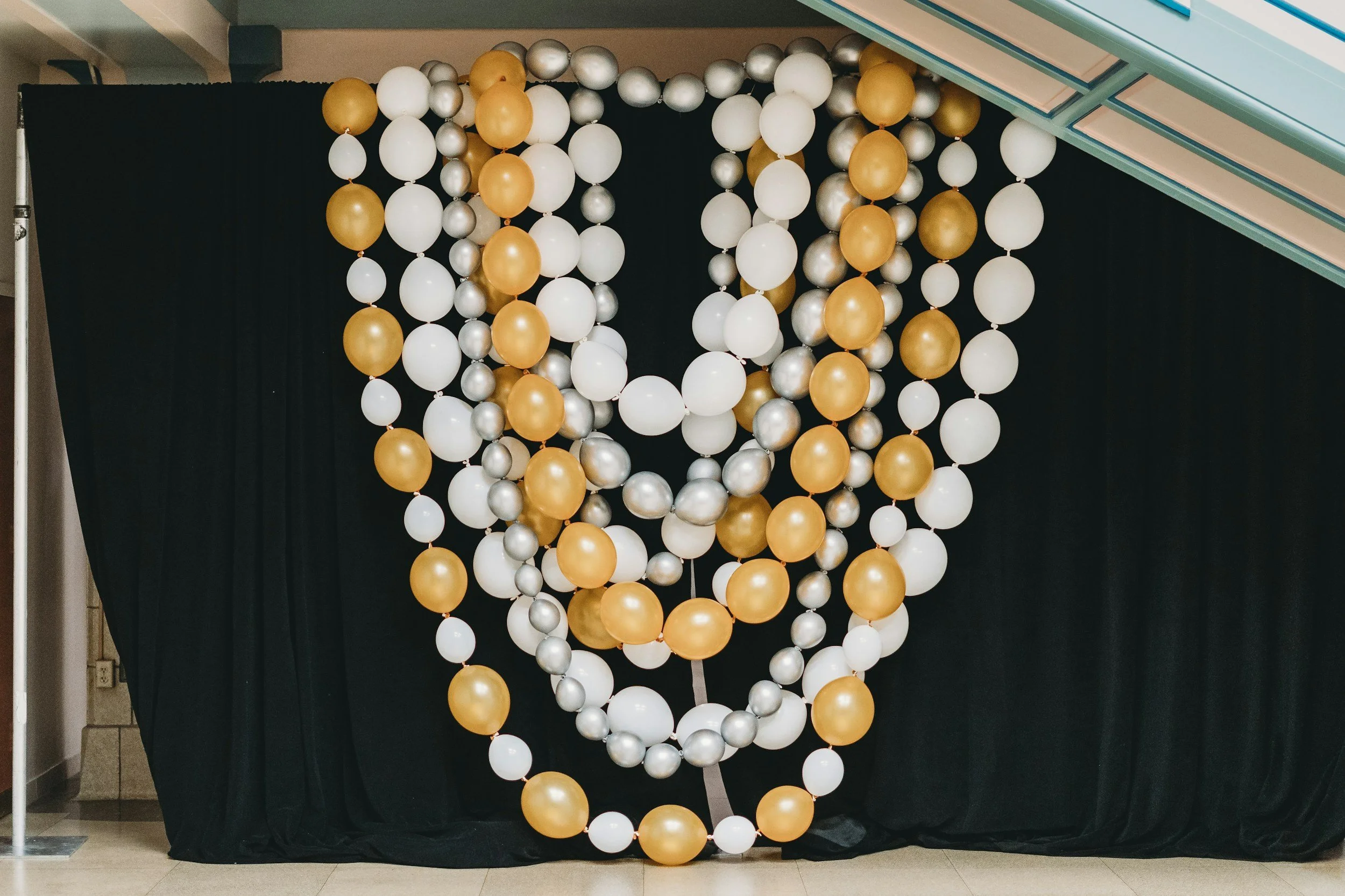 Handgefertigte, skulpturale Ballon-Installation als exklusives Event-Design.