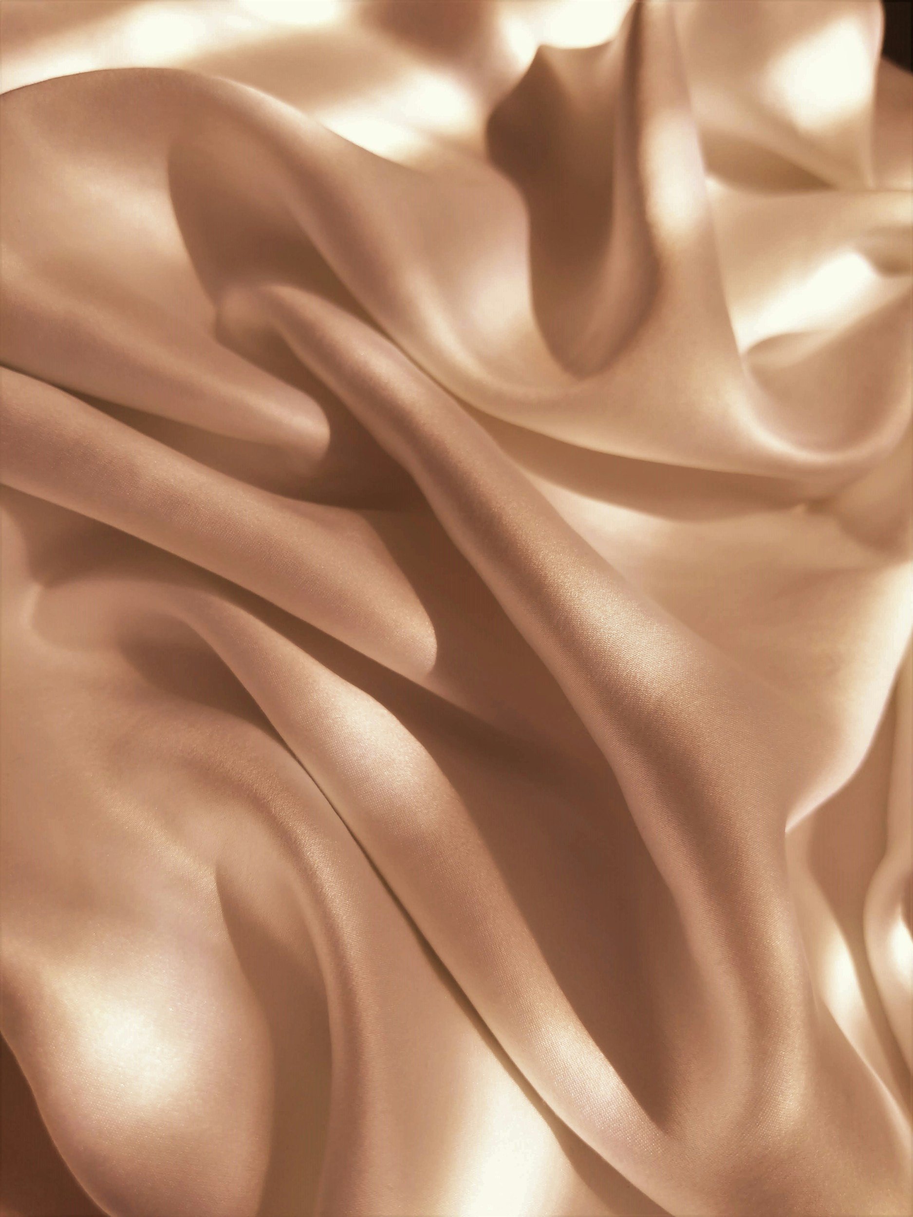Quiet Luxury durch Texturen und Stoffe: Hauchzarte Crinkle-Chiffon-Läufer für eine ungezwungene, luxuriöse Stimmung.