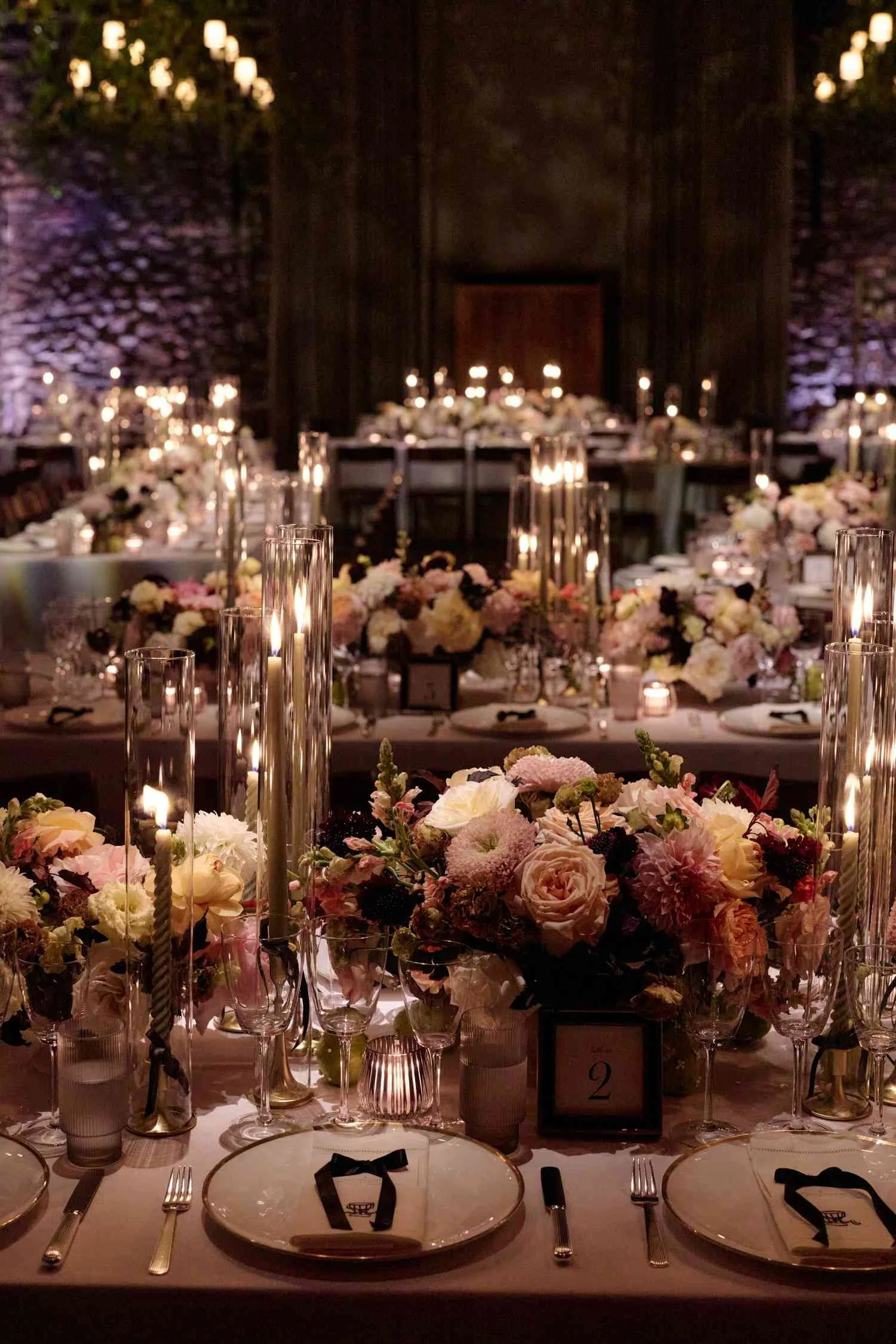 Elegante, florale Tischdekoration mit Kerzenlicht für ein exklusives Private Experience Dinner von Prior Moments.