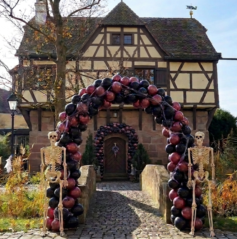 Imposanter Ballonbogen als Eingangsszenerie bei einem exklusiven Event.
