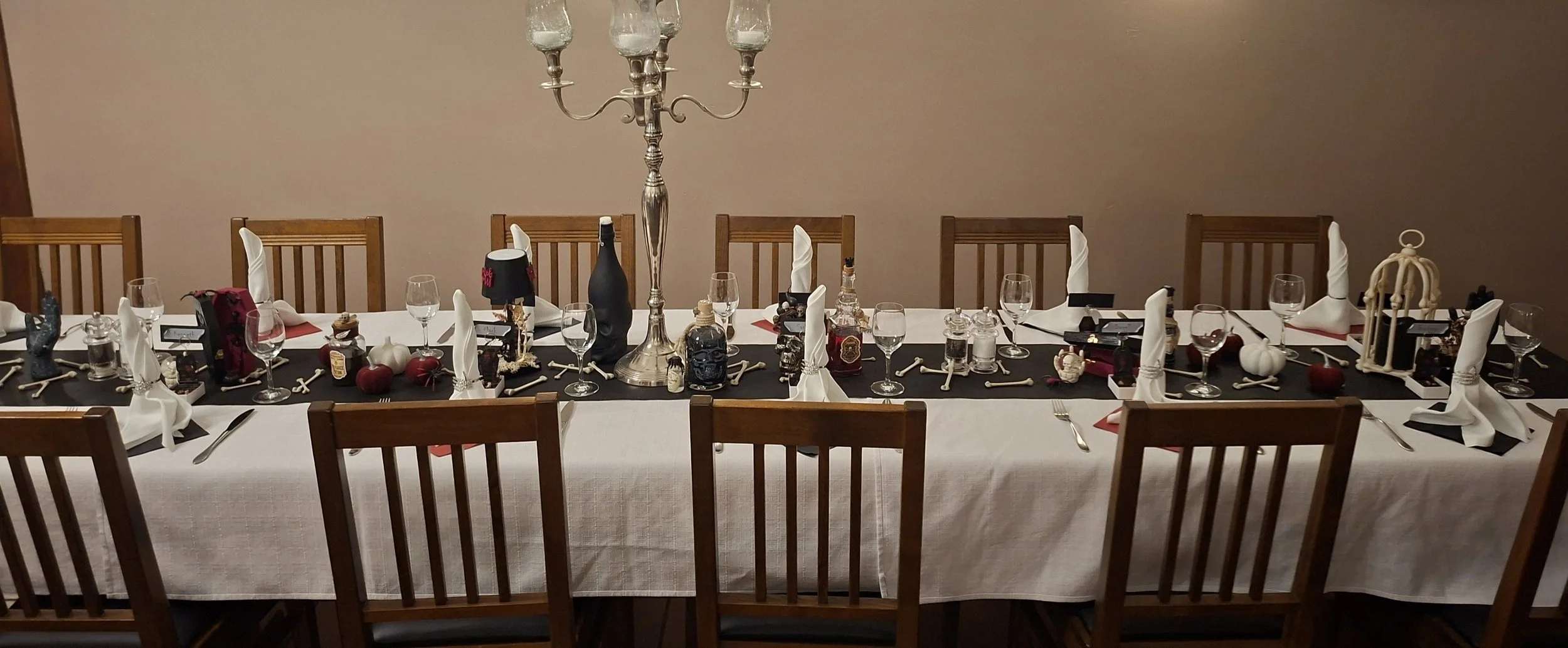 Düstere, elegante Festtafel im ‚Crimson Night‘-Stil mit präzisen, handgefertigten Details.