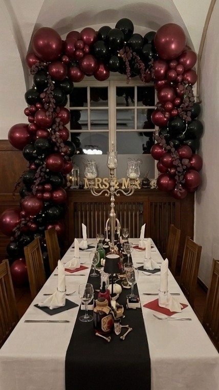 Schaurig-schöne Festtafel-Inszenierung: Exklusive florale Ballon-Elemente und stimmungsvolle Dekoration von Prior Moments.