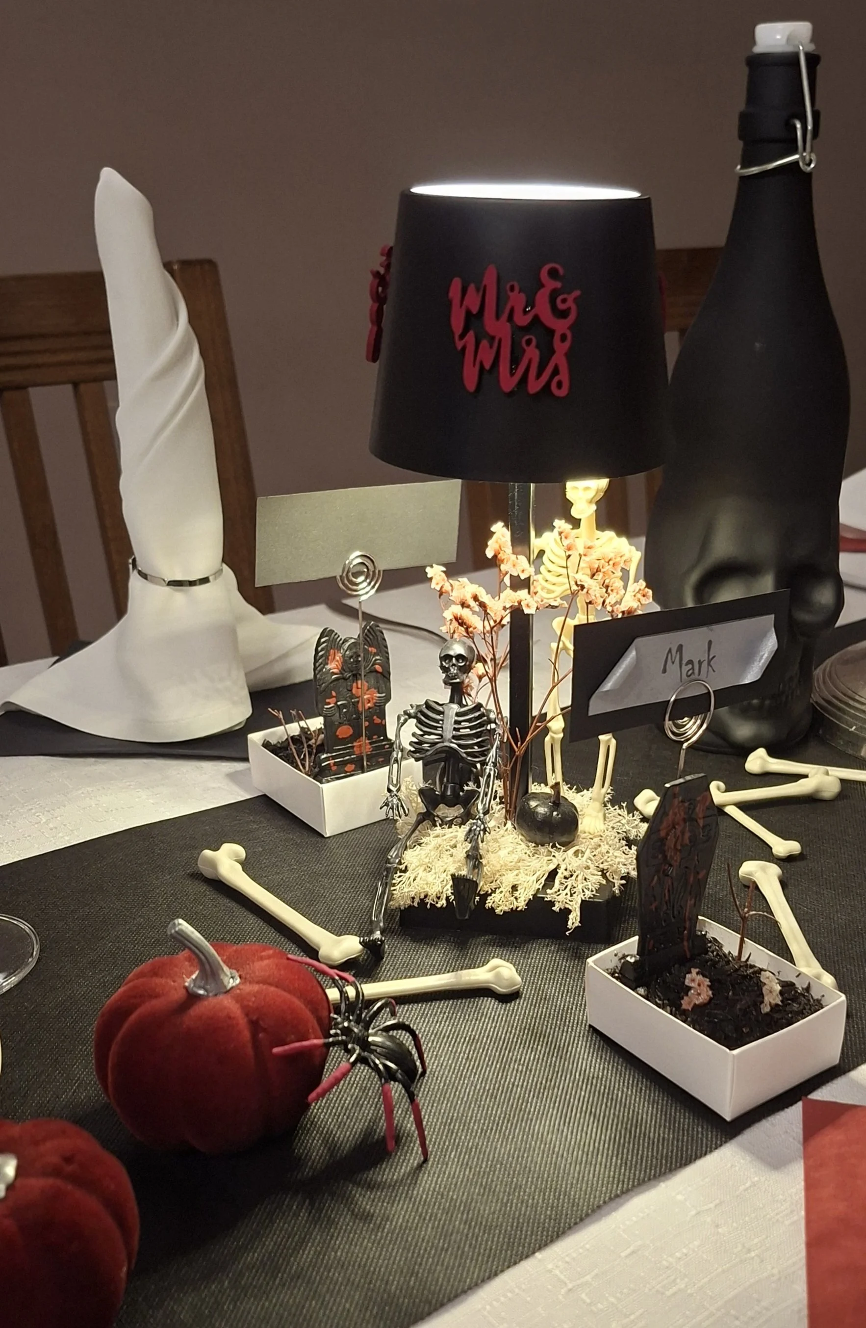 Detailverliebtes Tisch-Setting im ‚Crimson Night‘-Stil mit mystischen Elementen für eine exklusive Trauung.