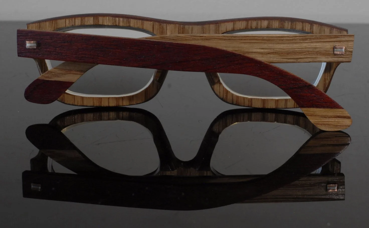 Two tone, red-stained-rosewood & oak combo
Copper & silver combination hinge, also handmade from scratch
Temples inverse stained-rosewood & oak combination
