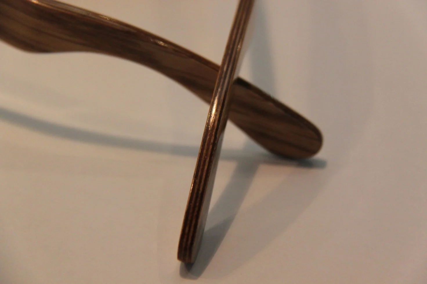 And thus the first fully functional & entirely hand made ‘way-fairer’ is born Sand-blasted sterling-silver hinge, made from scratch
Layers of wood veneer create a beautiful edge detail.