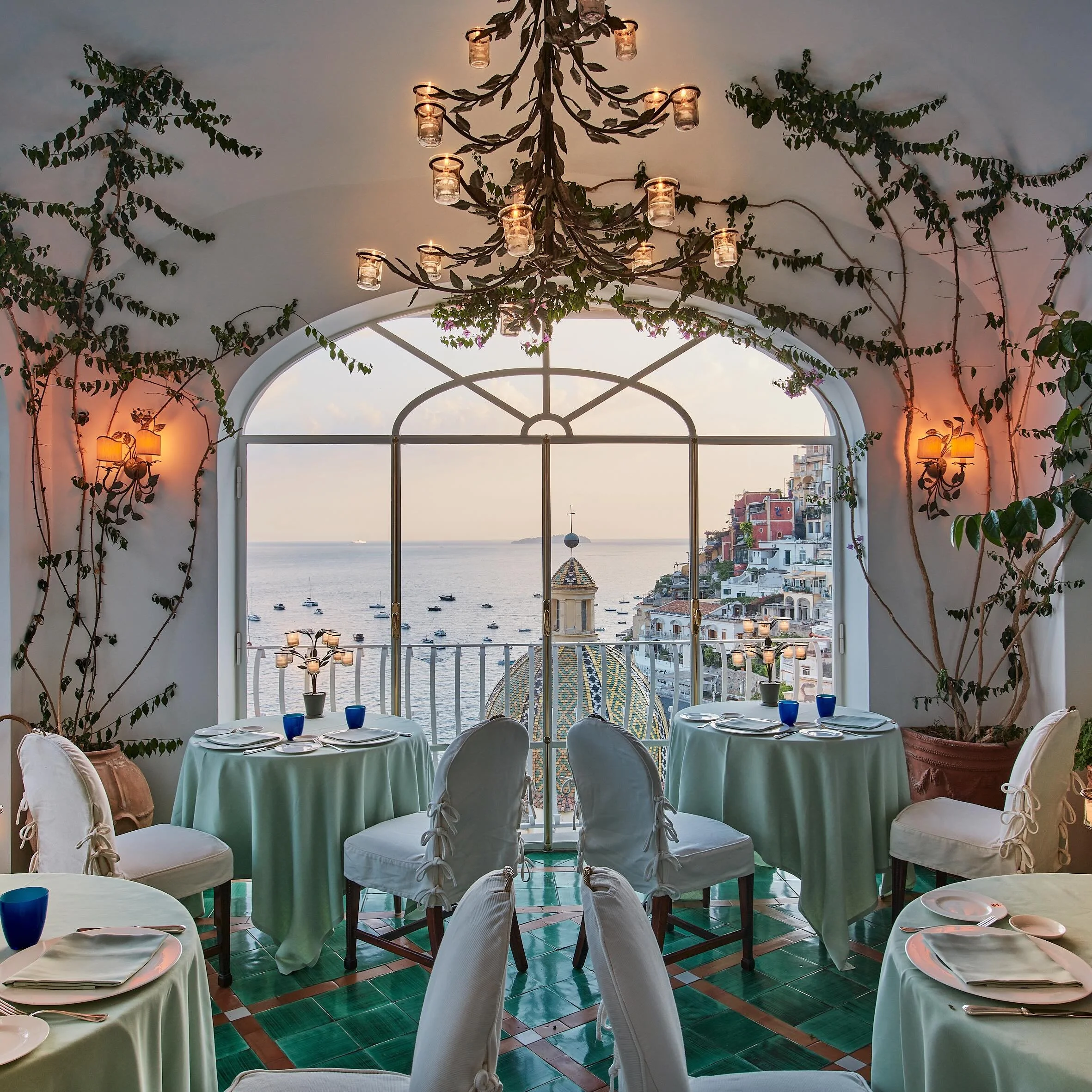Some views are not seen. They are felt. 

La Sponda @lesirenuse 

Positano, Italy

#travellerone