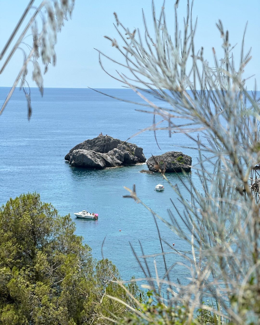The luxury of stillness. 
There is a particular kind of luxury that cannot be booked. It is found in stillness. In the pause between arrival and everything after. In a morning with nowhere to be. True rest is not the absence of a schedule. It is the 