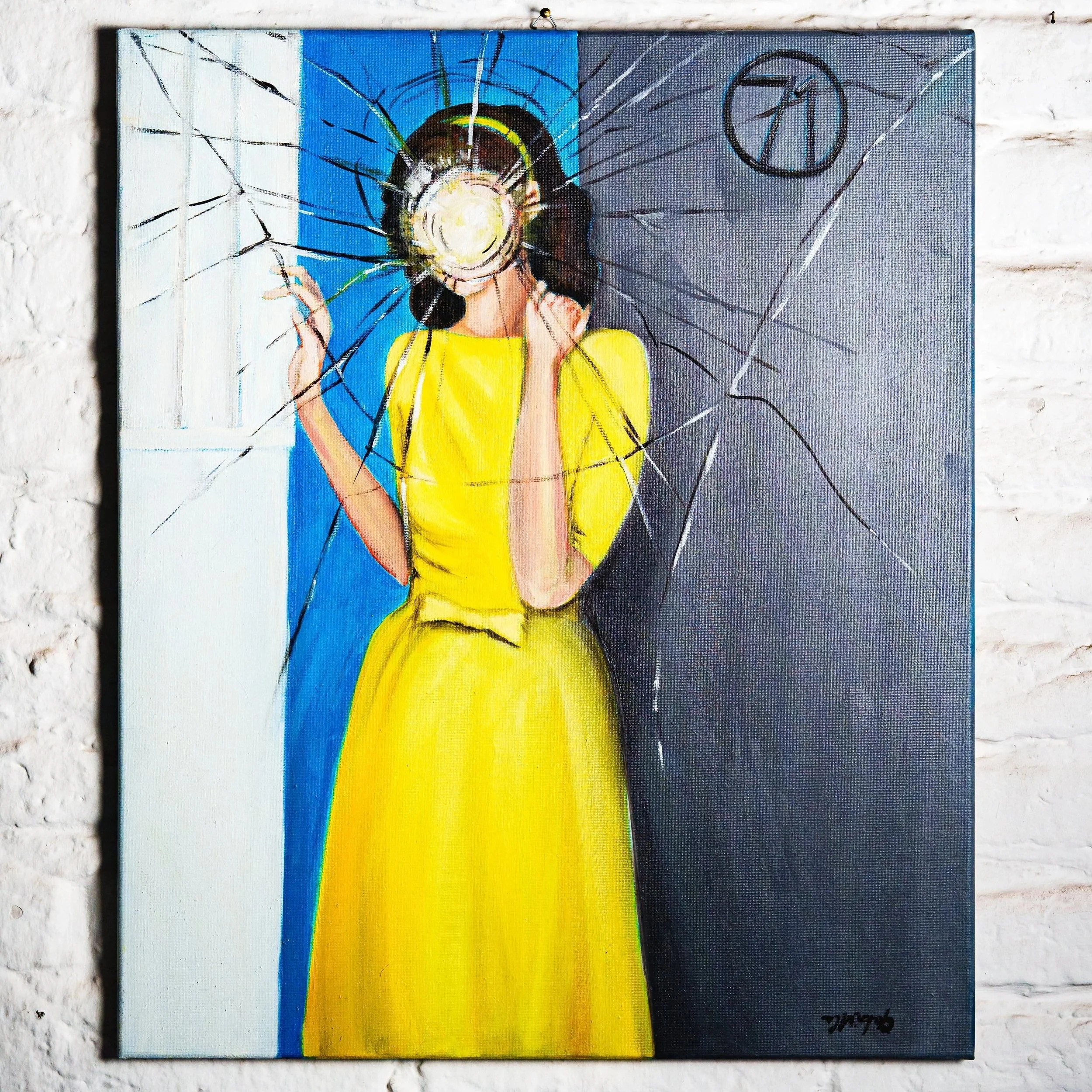 Olio 60x70, foto in frantumi per un pugno, con donna in giallo, sulla soglia di una stanza d'albergo numero 71