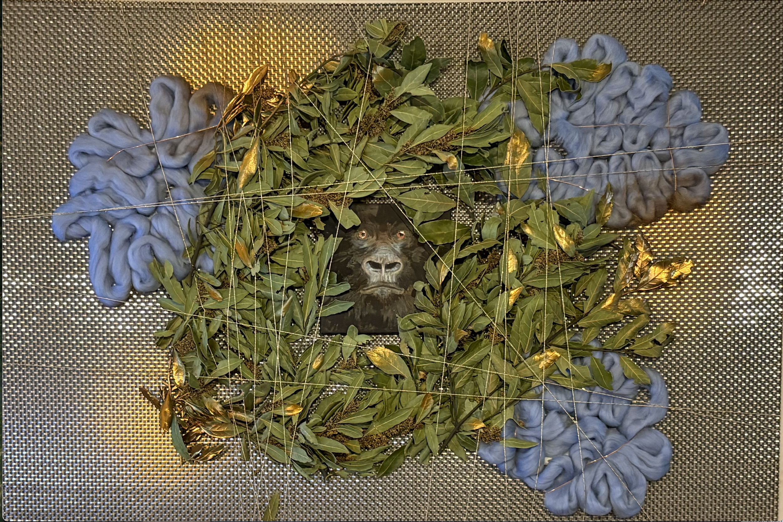 Opera di Gabriella Bellomo esposta a Venezia durante la Biennale 2026, rete 120x80 con tecnica mista