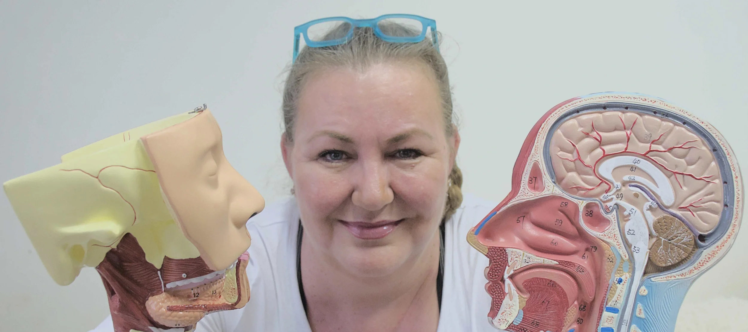 Kelemen Márta logopédiai tanár-terapeuta, beszédtanár, beszédtechnika tanár, nyelvész és színháztudomány szakos bölcsész anatómiai és logopédiai szemléltető eszközökkel – beszédfejlesztés, hangképzés és orofaciális miofunkcionális terápia.