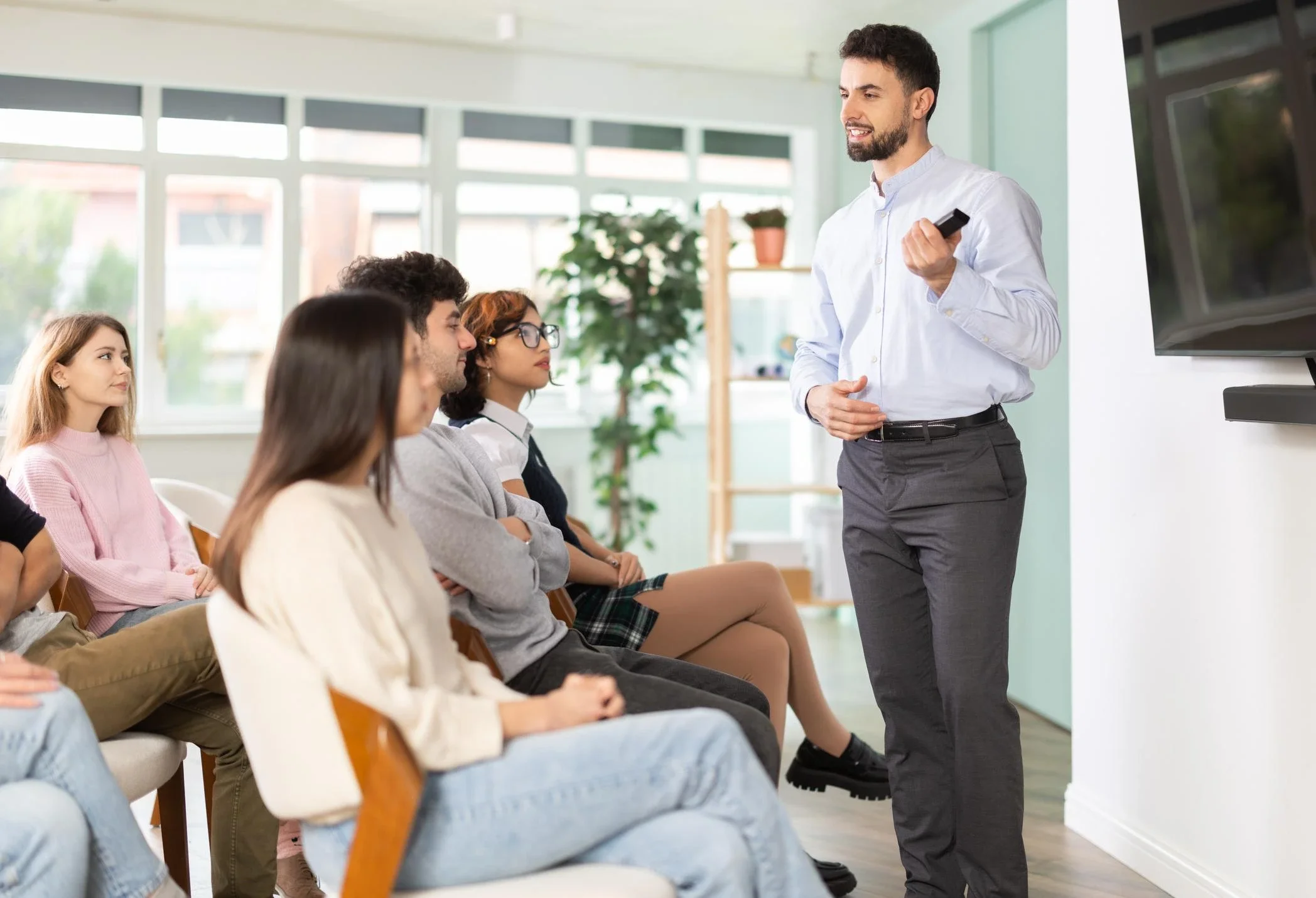 Csoport előtt beszélő előadó – professzionális hanghasználat, hangterhelés és hang-egészség a The Kelemen Method® Voice Health Framework szemléletében