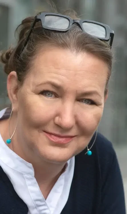 Kelemen Márta logopédiai tanár-terapeuta, beszédtanár, beszédtechnika tanár, nyelvész és színháztudomány szakos bölcsész portréja – beszédtechnika, hangképzés és kommunikációfejlesztés szakember.