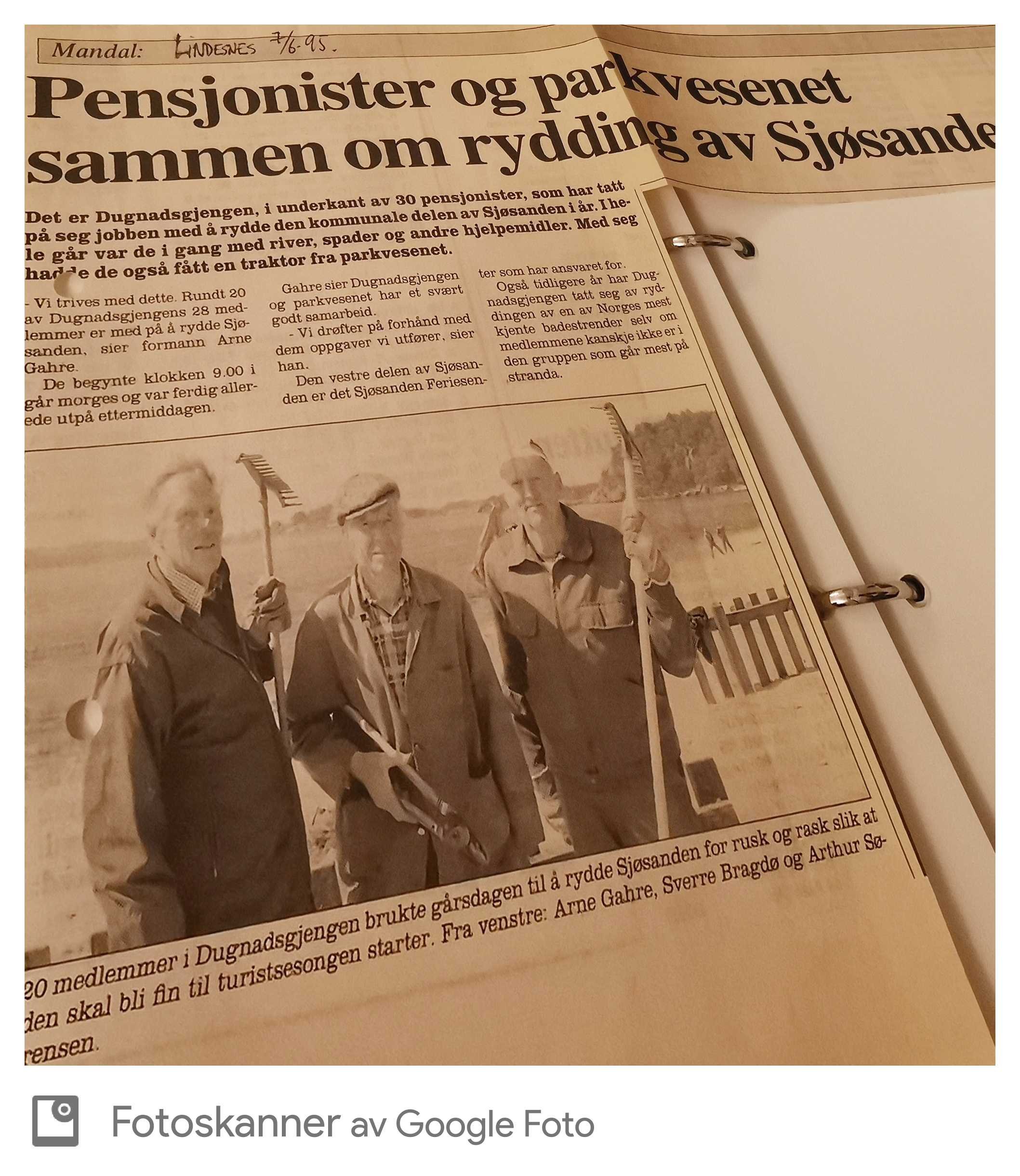 En avisartikkel med bilde av tre personer som står sammen, to av dem holder spader, og de smiler. De ser ut til å delta i en ryddeaksjon på stranden, og de er kledd i lette jakker. Bakgrunnen er en strand med sand og fjell i det fjerne.